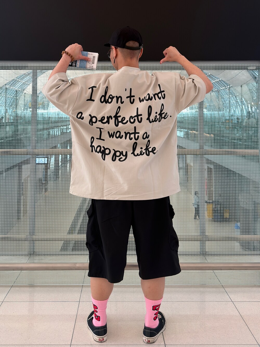 その他のトップス、ブラック系のパンツ、ブラック系のスニーカーを着用したメンズの春コーディネートの2枚目の写真