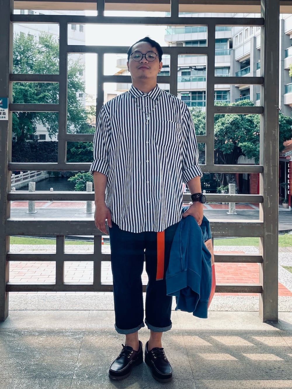 ホワイト系のシャツ/ブラウス、その他のデニムパンツ、ブラウン系のローファーを着用したメンズの春コーディネートの3枚目の写真