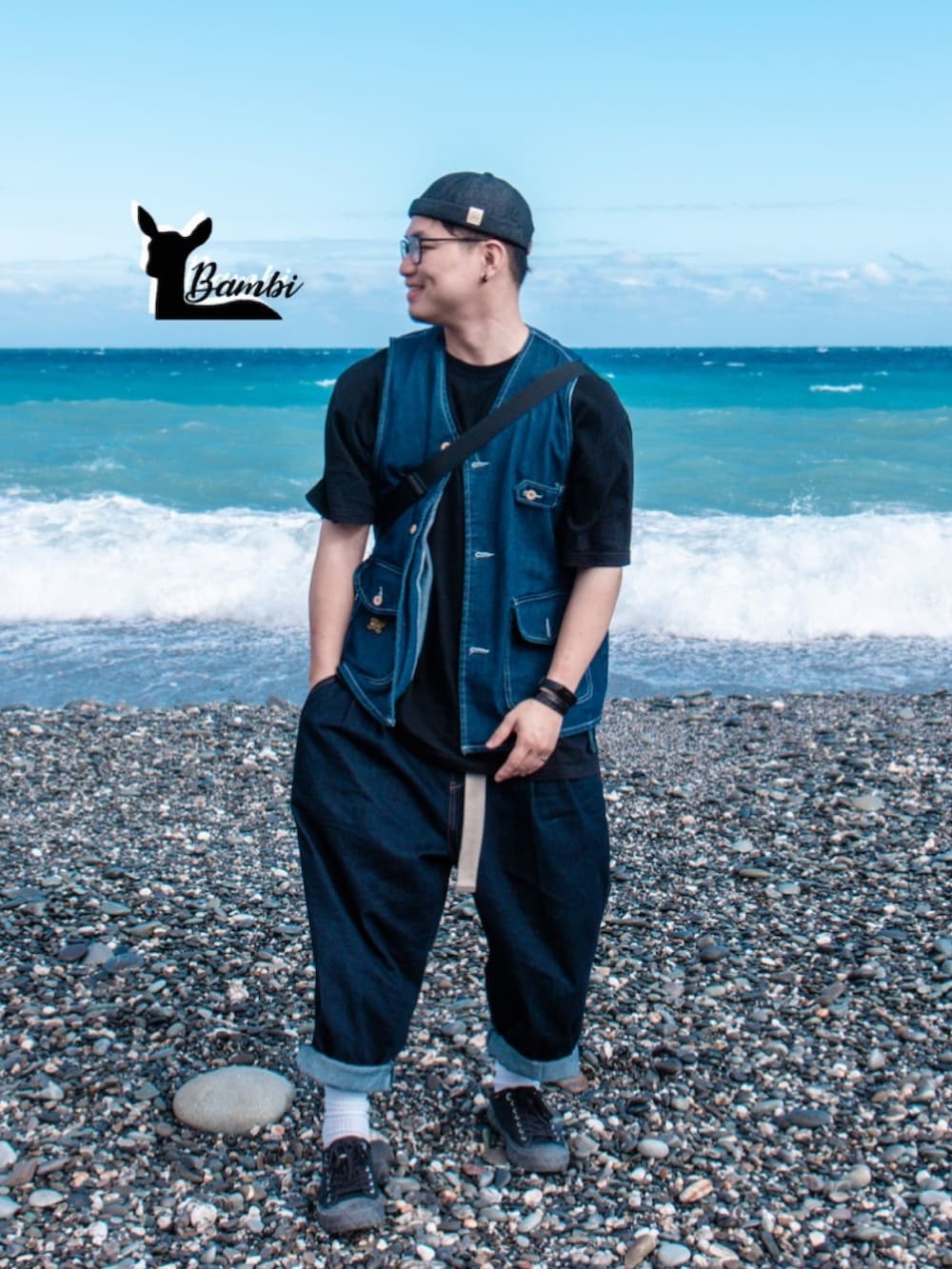 ブルー系のデニムパンツ、ブラック系のシューズ、ブラック系のTシャツ/カットソーを着用したメンズの冬コーディネートの3枚目の写真