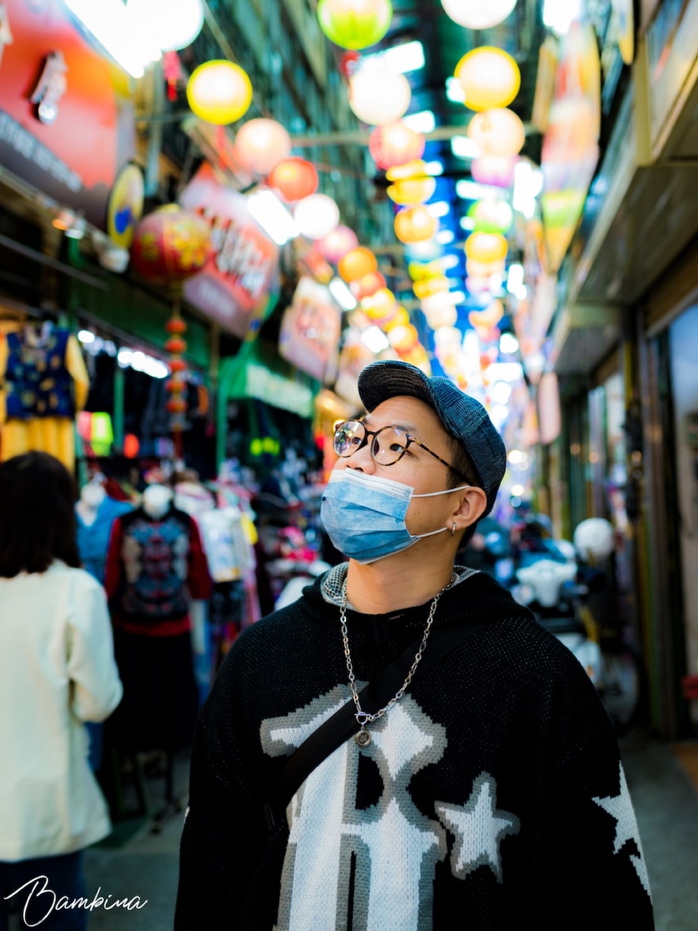 ブラック系のショルダーバッグ、ブラック系のトップス、グリーン系のパンツを着用したメンズの冬コーディネートの3枚目の写真