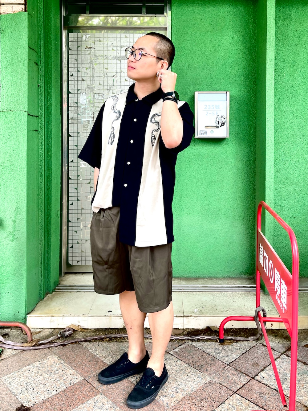 ブラック系のトップス、グリーン系のパンツ、ブラック系のシューズを着用したメンズの秋コーディネートの3枚目の写真