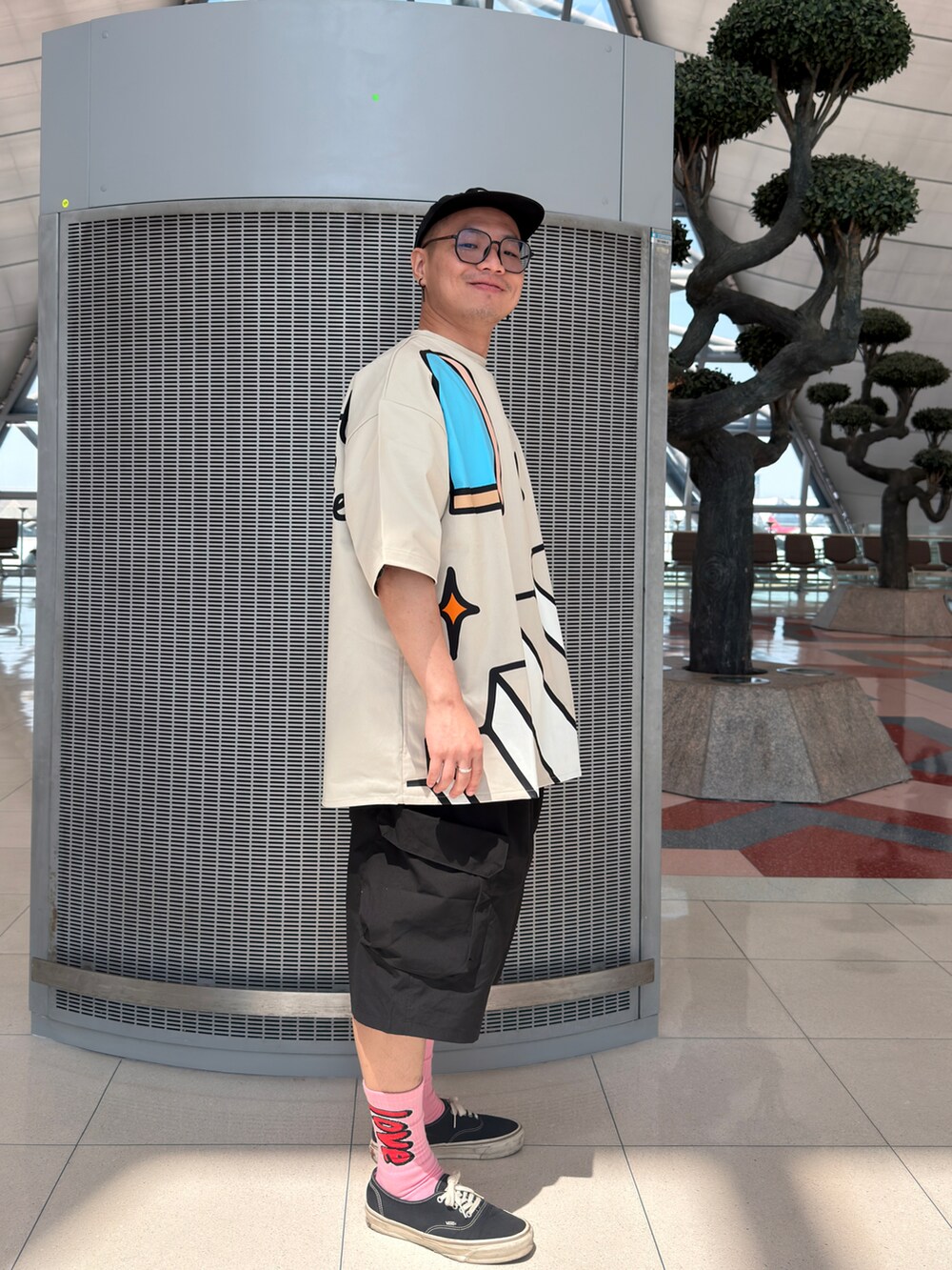 その他のトップス、ブラック系のパンツ、ブラック系のスニーカーを着用したメンズの春コーディネートの4枚目の写真