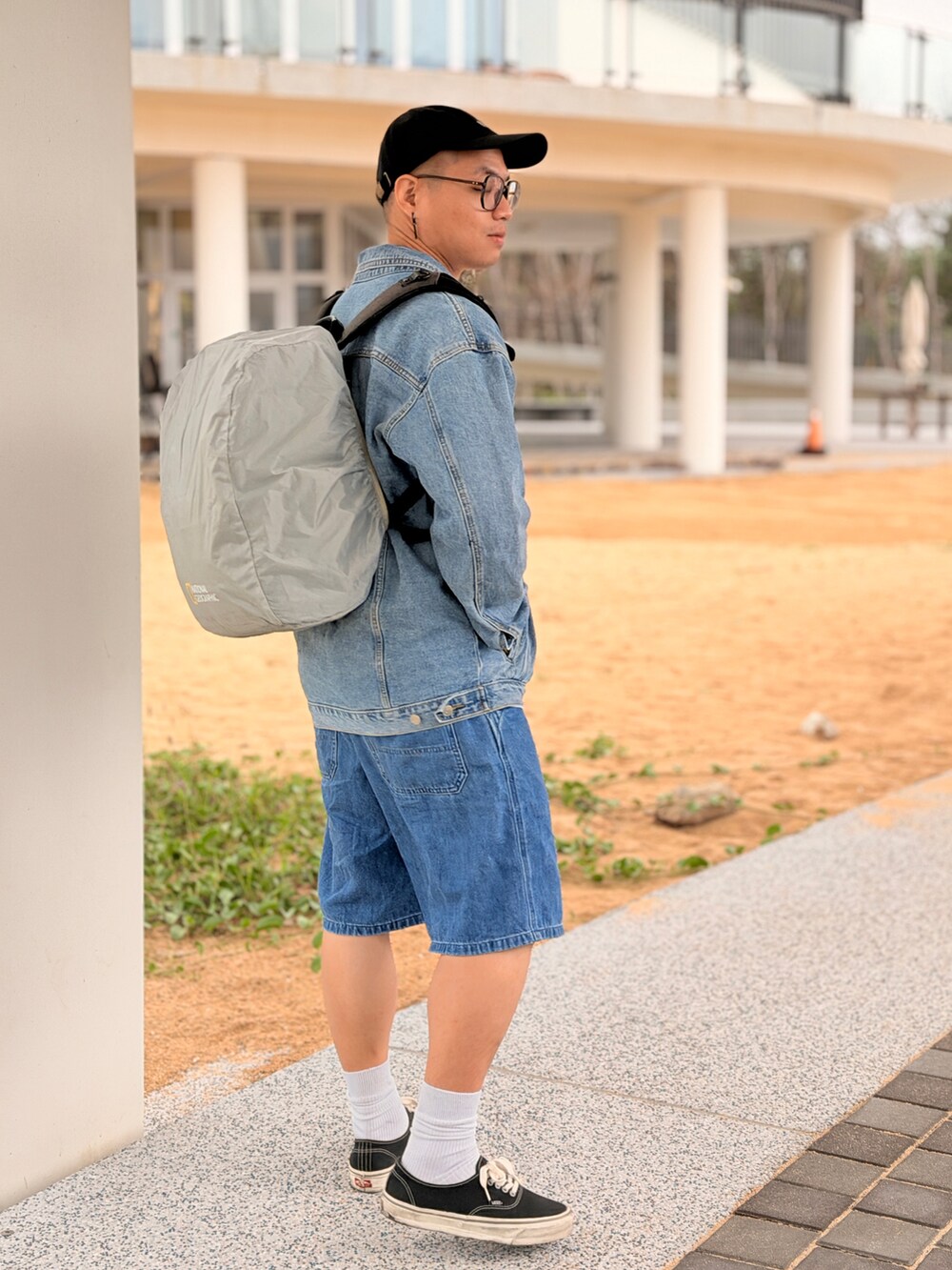 ブルー系のジャケット/アウター、ブルー系のカーゴパンツ、ブラック系のスニーカーを着用したメンズの春コーディネートの3枚目の写真