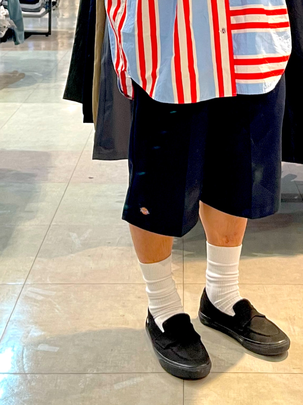 その他のシャツ/ブラウス、ブルー系のカーゴパンツ、ブラック系のスニーカーを着用したメンズの秋コーディネートの2枚目の写真