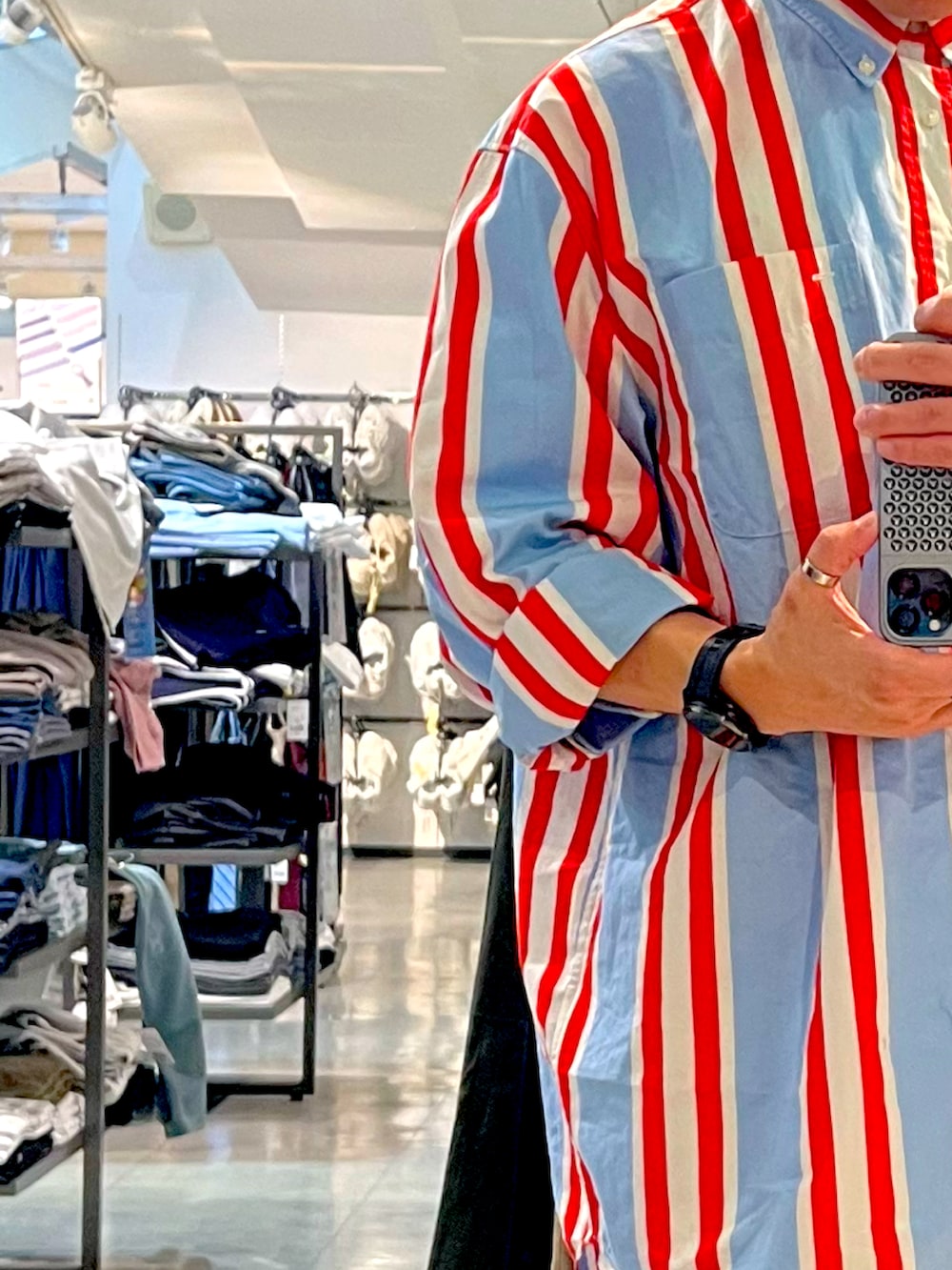 その他のシャツ/ブラウス、ブルー系のカーゴパンツ、ブラック系のスニーカーを着用したメンズの秋コーディネートの3枚目の写真