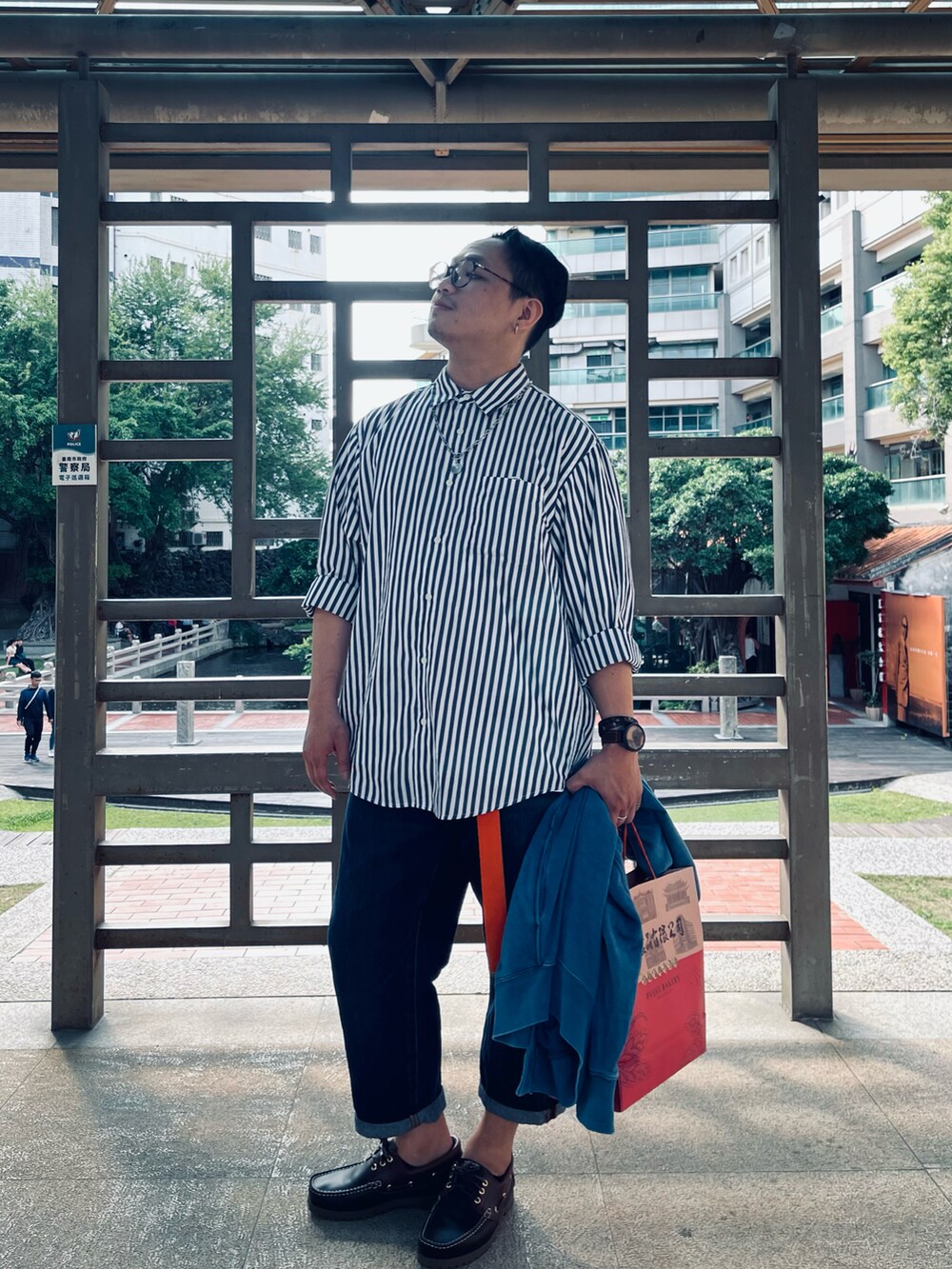 ホワイト系のシャツ/ブラウス、その他のデニムパンツ、ブラウン系のローファーを着用したメンズの春コーディネートの2枚目の写真