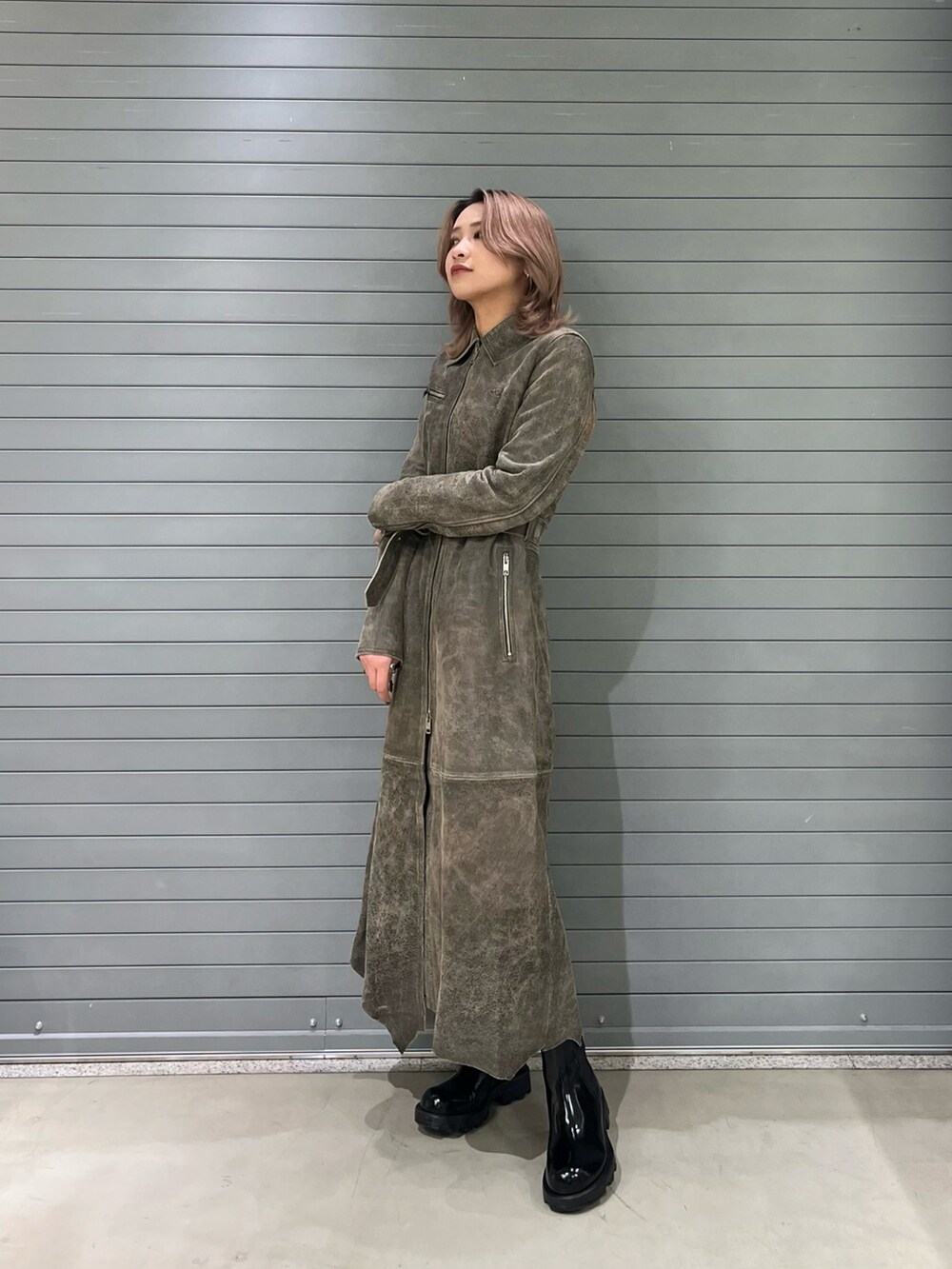 「シンプル、オトナ女子、ワンピース、レザー、レザージャケット、レザーコーデ、ブーツ、チェルシーブーツ、ハンドバッグ、ショルダーバッグ、ブラウン、Diesel、DIESEL京都ポルタ、3月」｜「DIESELのレディース 1DR レザー ショルダー ハンドバッグ（ショルダーバッグ、ゴールド系）」を使った、MIOさん（レディース・158cm）の春コーディネートの2枚目の写真