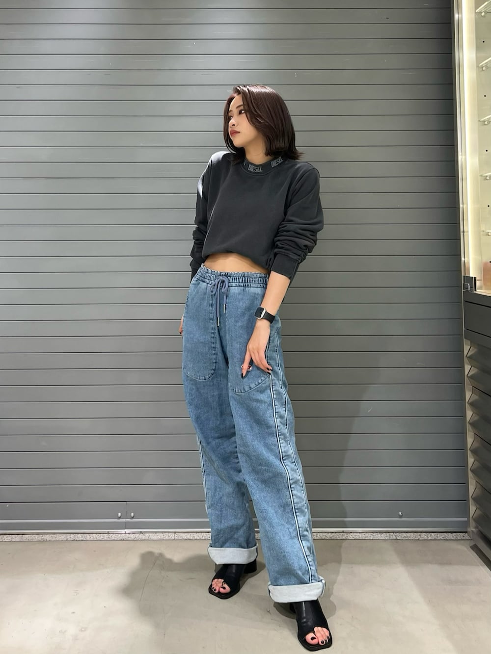 「秋コーデ、秋服準備はじめました、休日コーデ、秋服、秋、ストリートコーデ、ラフコーデ、デニムコーデ、スウェット、Diesel、DIESEL京都ポルタ、9月」｜「DIESELのレディース スウェット モックネック（スウェット、ブラック系）」を使った、MIOさん（レディース・158cm）の秋コーディネートの2枚目の写真