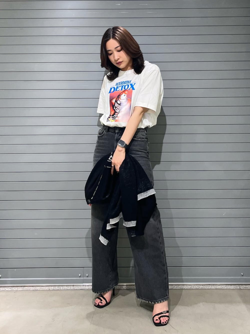 ブラック系のサンダル、ブラック系のデニムパンツ、ブラック系のカーディガン/ボレロを着用したレディースの春コーディネートの2枚目の写真