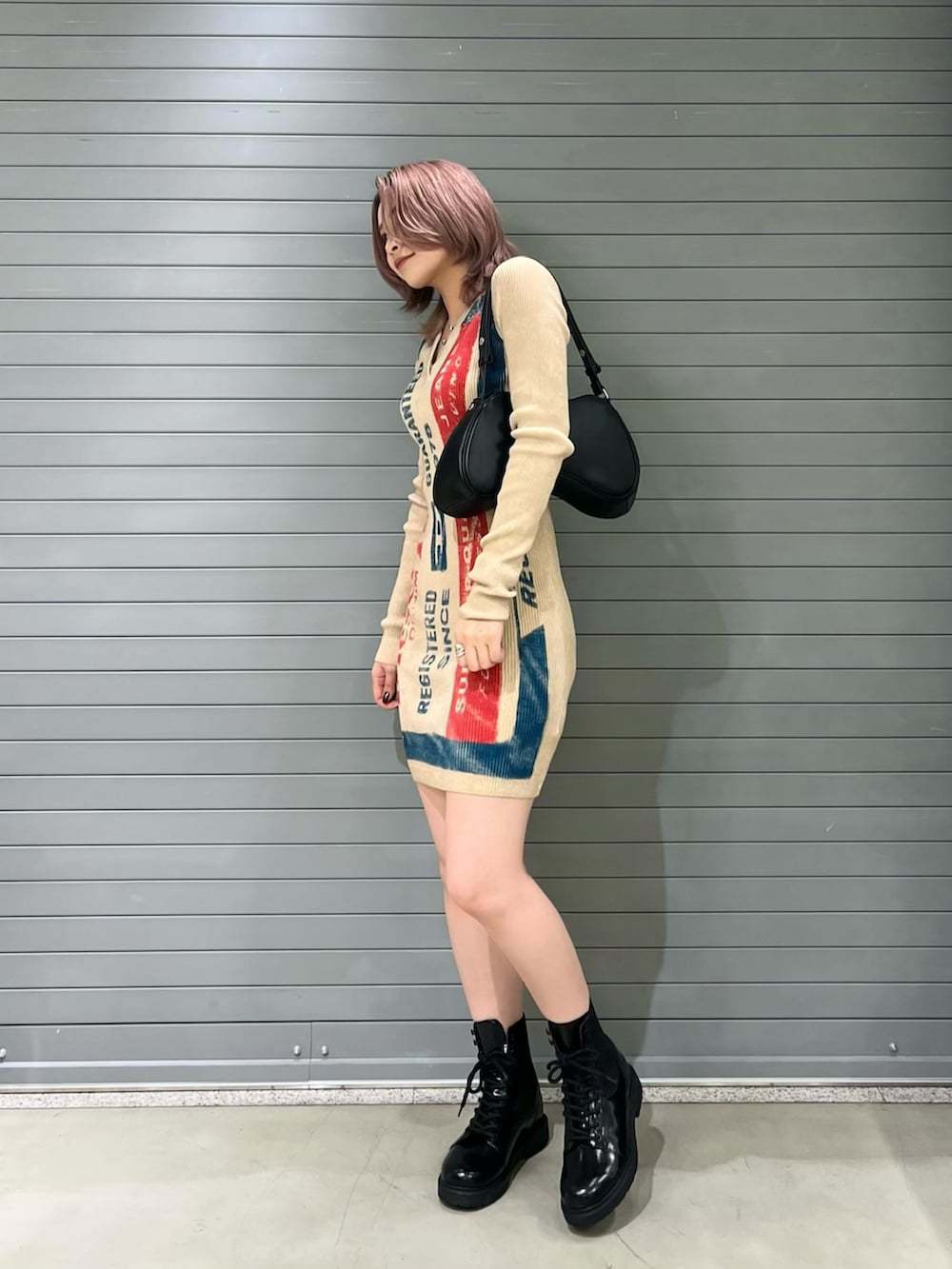 ベージュ系のワンピース/ドレス、ブラック系のショルダーバッグ、ブラック系のブーツを着用したレディースの冬コーディネートの2枚目の写真