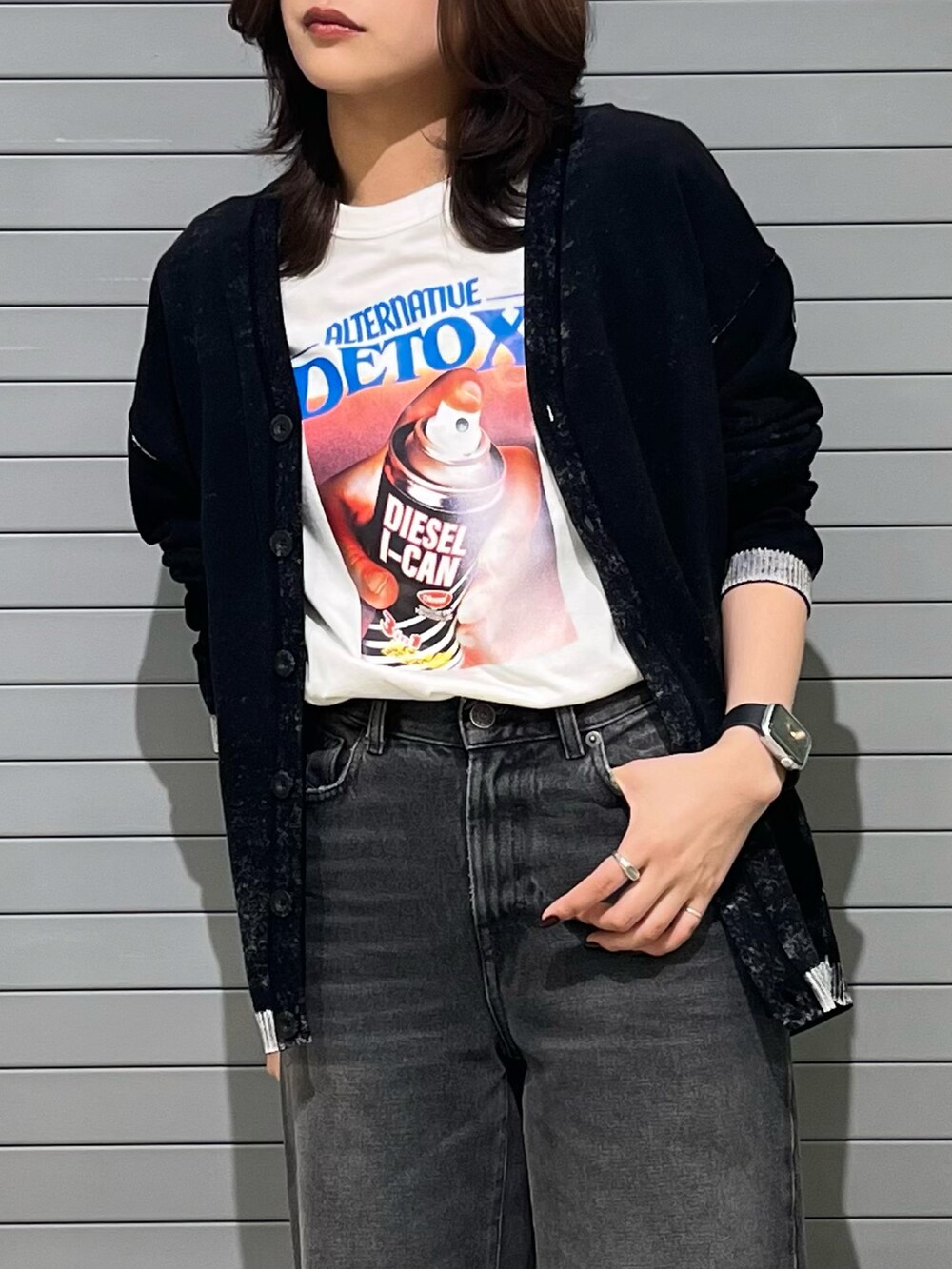 ブラック系のサンダル、ブラック系のデニムパンツ、ブラック系のカーディガン/ボレロを着用したレディースの春コーディネートの3枚目の写真