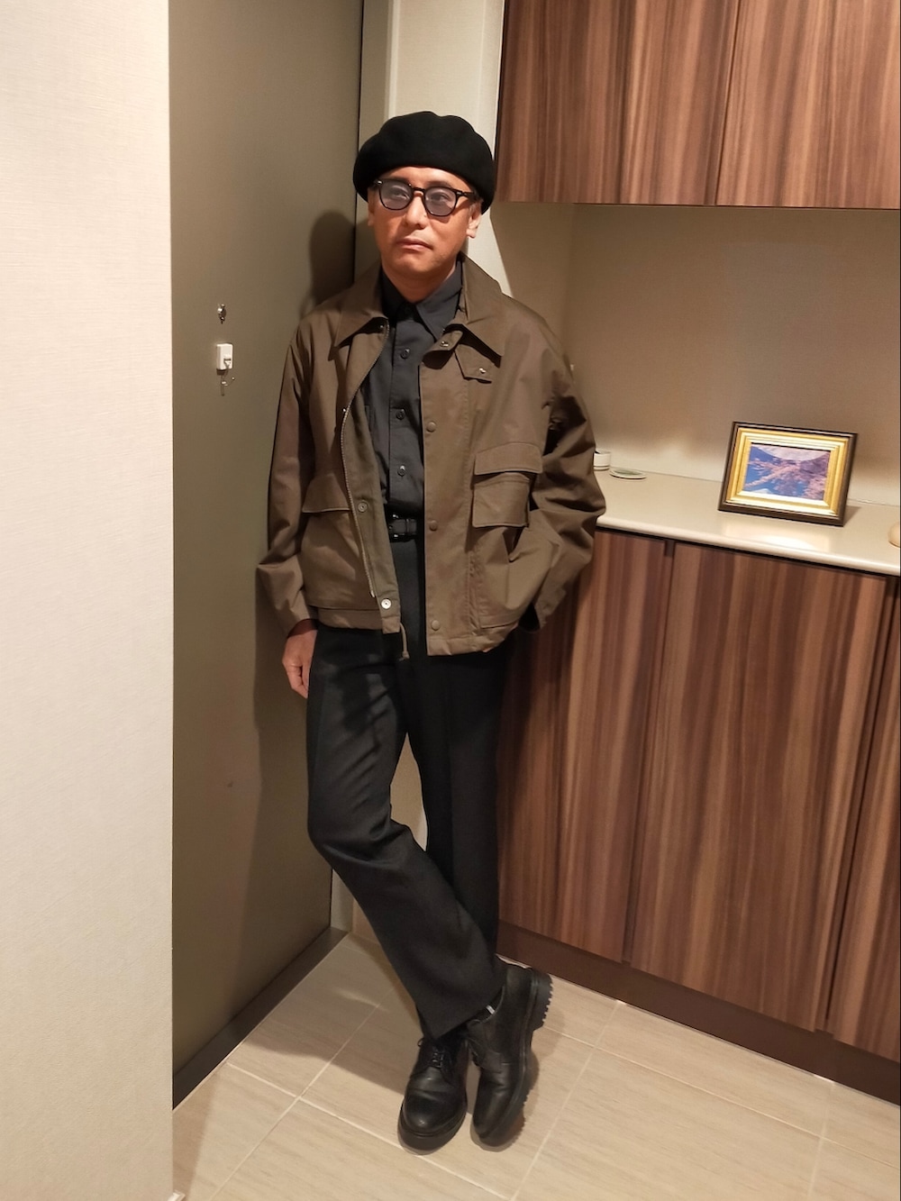 「UNIQLO、UNIQLO U、UNIQLOコーデ、LEMAIRE、ユーティリティショートブルゾン、ショートブルゾン、バブアー男子、バブアー、GU、GUコーデ、Levi's、Levis、スタプレ、Wrangler、ストレートパンツ」｜「GUのアイテム（ドレスシューズ、ブラック系）」を使った、atunndoさん（メンズ・170cm）の冬コーディネートの3枚目の写真