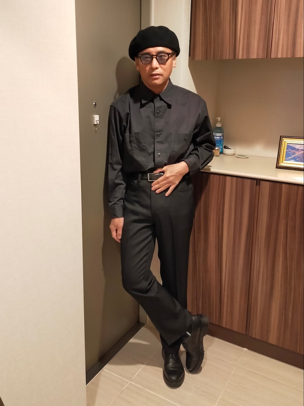 「UNIQLO、UNIQLO U、UNIQLOコーデ、LEMAIRE、GU、GUコーデ、Levi's、Levis、スタプレ、フレアパンツ、ベルボトム、モノトーン、CA4LA、ベレー帽、ベレー帽×メガネ」｜「GUのアイテム（ドレスシューズ、ブラック系）」を使った、atunndoさん（メンズ・170cm）の冬コーディネートの2枚目の写真