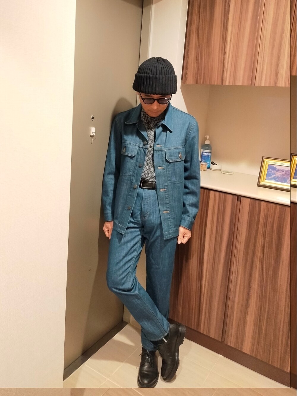 「UNIQLO、UNIQLO U、UNIQLOコーデ、LEMAIRE、セットアップ、セットアップスタイル、セットアップ風、デニム、デニムパンツ、デニムジャケット、デニムコーデ、ニット帽、ニットキャップ、CA4LA、革靴」｜「UNIQLOのアイテム（デニムパンツ、ベージュ系）」を使った、atunndoさん（メンズ・170cm）の冬コーディネートの3枚目の写真