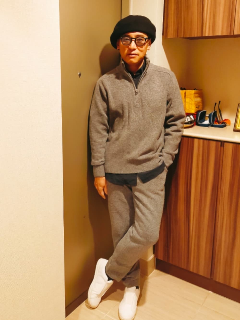 グレー系のパンツ、グレー系のジャケット/アウター、ホワイト系のスニーカーを着用したメンズの冬コーディネートの2枚目の写真
