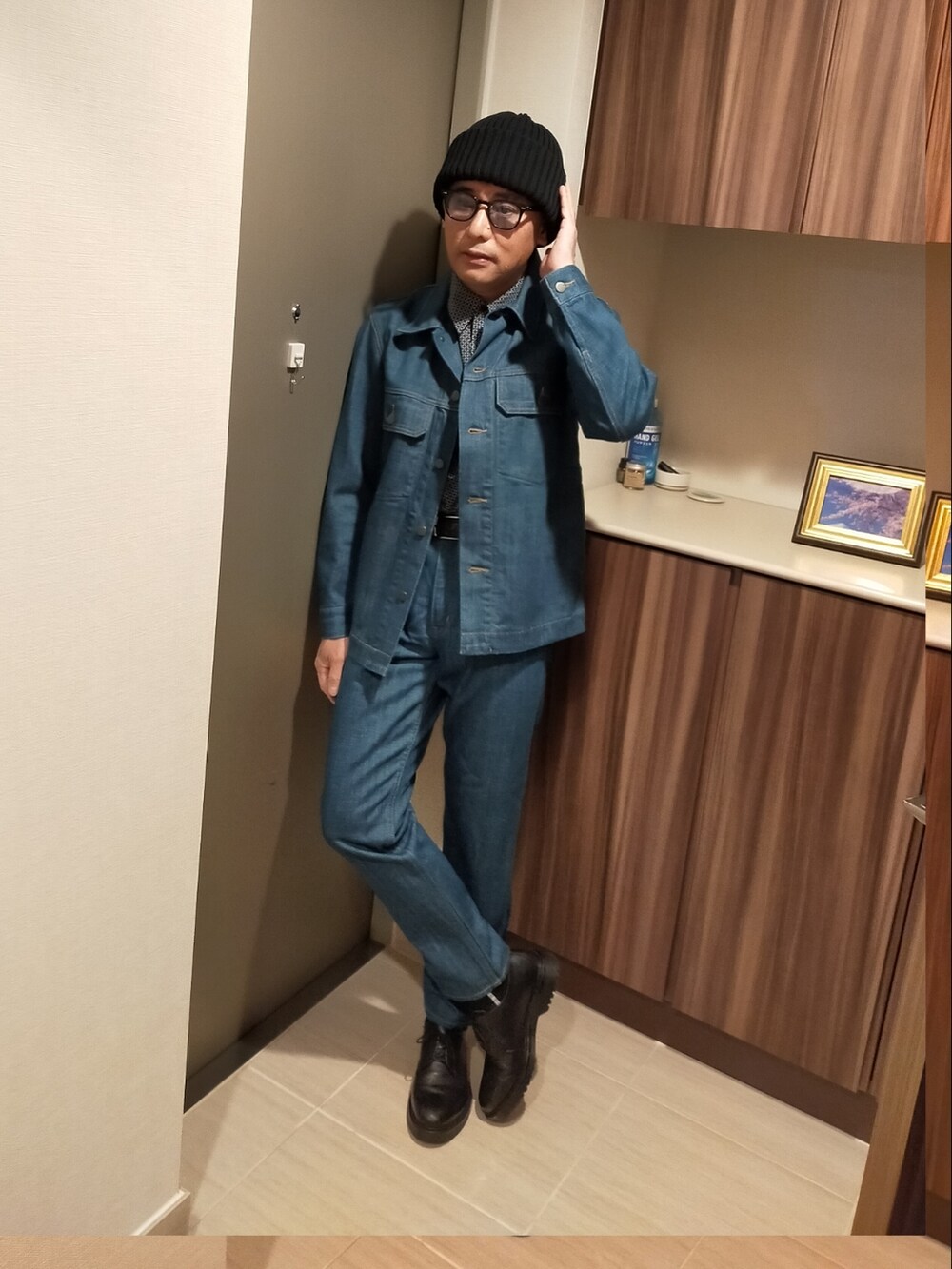 「UNIQLO、UNIQLO U、UNIQLOコーデ、LEMAIRE、セットアップ、セットアップスタイル、セットアップ風、デニム、デニムパンツ、デニムジャケット、デニムコーデ、ニット帽、ニットキャップ、CA4LA、革靴」｜「UNIQLOのアイテム（デニムパンツ、ベージュ系）」を使った、atunndoさん（メンズ・170cm）の冬コーディネートの2枚目の写真