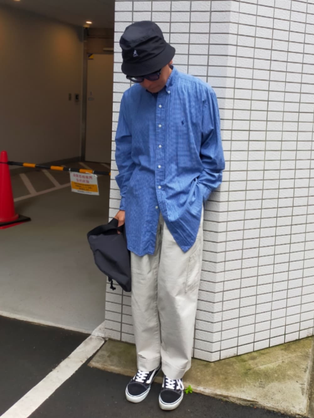 ホワイト系のパンツ、ブラック系のスニーカー、ブルー系のシャツ/ブラウスを着用したメンズの春コーディネートの3枚目の写真
