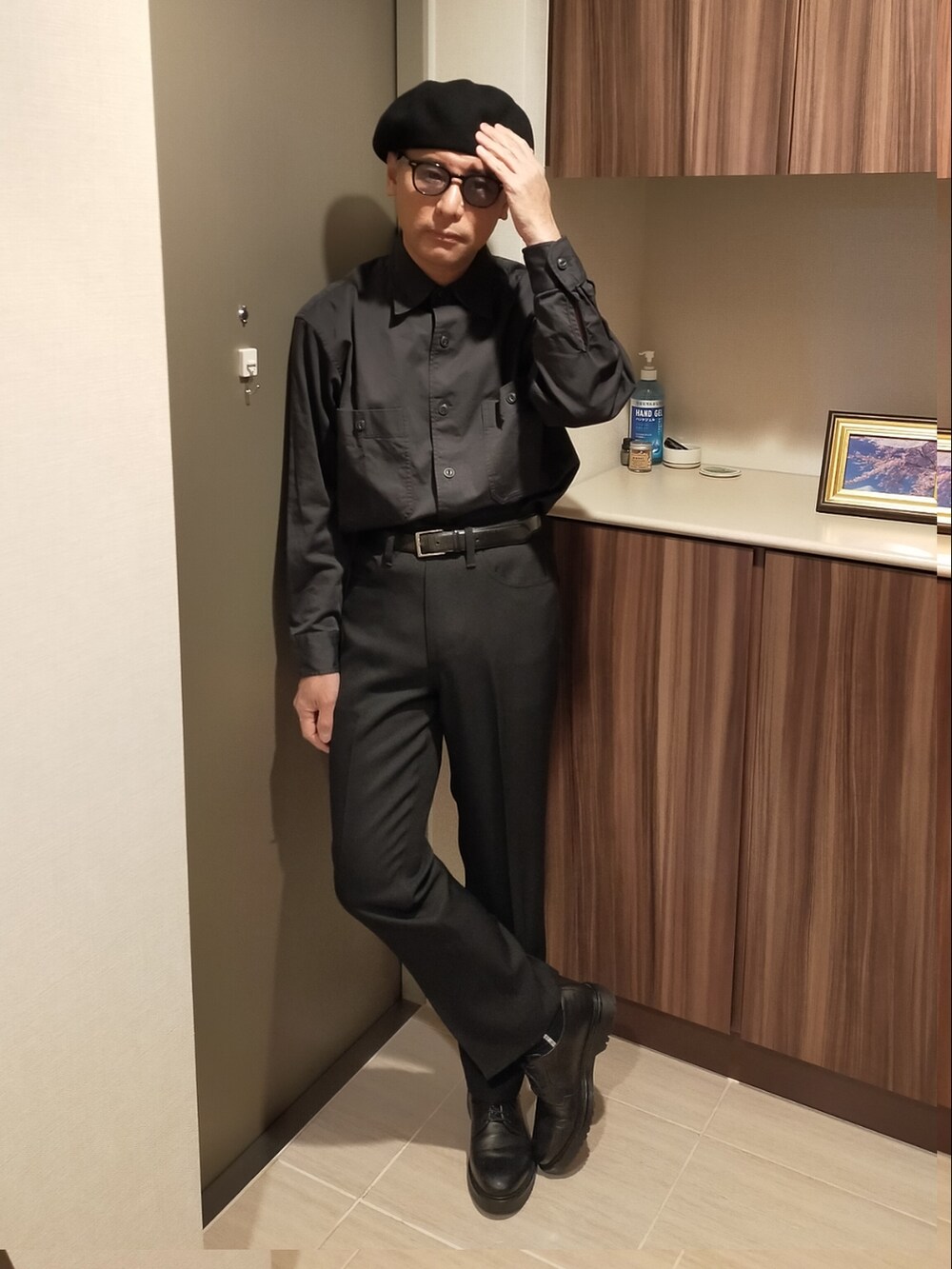 「UNIQLO、UNIQLO U、UNIQLOコーデ、LEMAIRE、GU、GUコーデ、Levi's、Levis、スタプレ、フレアパンツ、ベルボトム、モノトーン、CA4LA、ベレー帽、ベレー帽×メガネ」｜「GUのアイテム（ドレスシューズ、ブラック系）」を使った、atunndoさん（メンズ・170cm）の冬コーディネートの4枚目の写真
