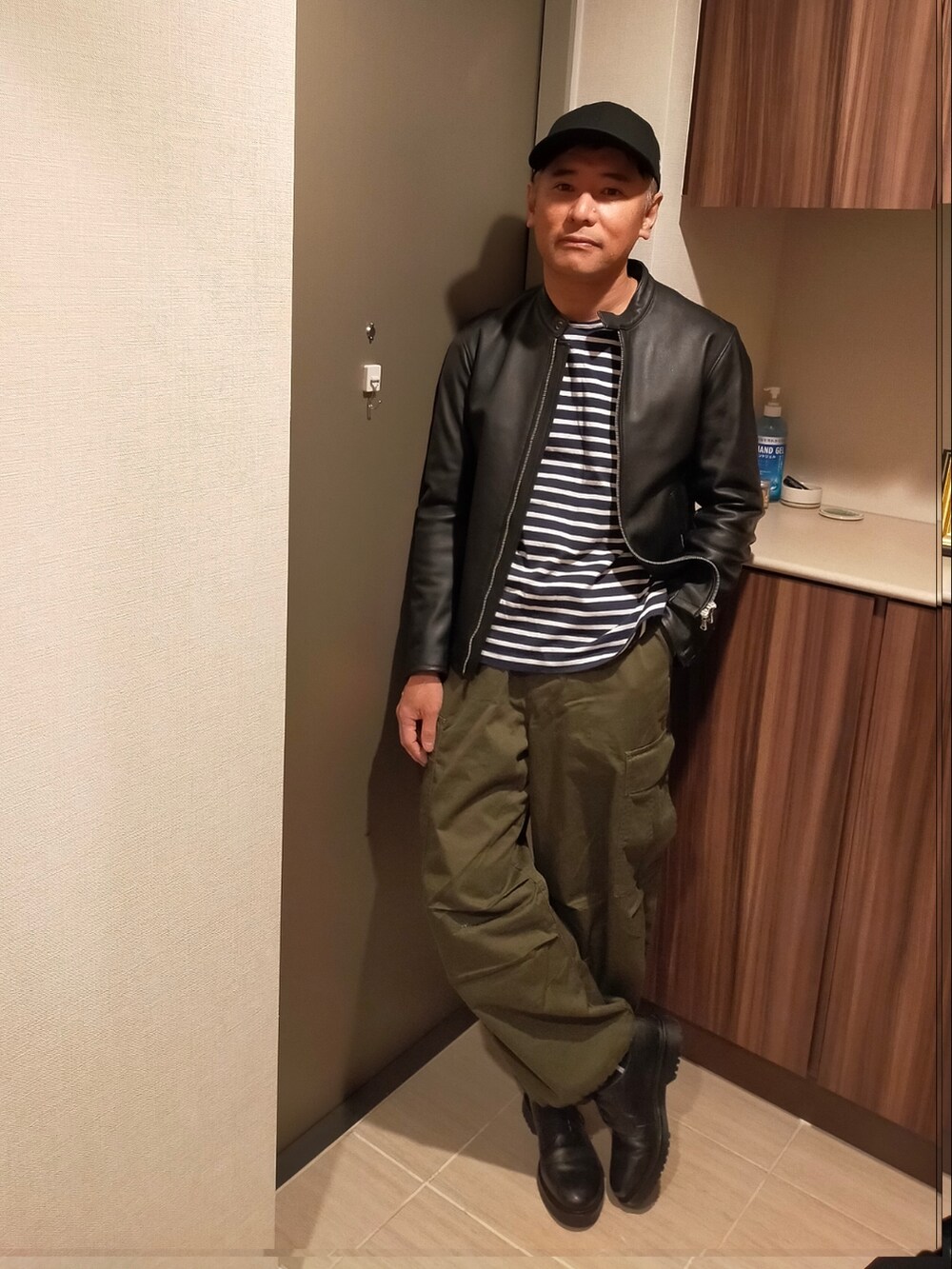 「BEAUTY&YOUTH UNITED ARROWS、beauty&youth、レザージャケット、シングルライダース、GU、カーゴパンツ、カーゴパンツコーデ、M65、m47、ワイドパンツ、ボーダー、ボーダーTシャツ、セントジェームス、saint james、ライダースジャケット」｜「GUのアイテム（ドレスシューズ、ブラック系）」を使った、atunndoさん（メンズ・170cm）の冬コーディネートの4枚目の写真