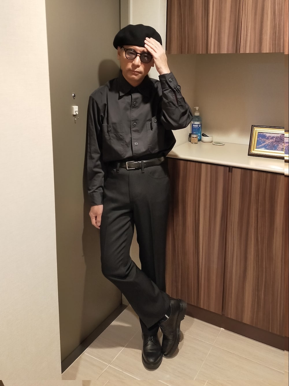 「UNIQLO、UNIQLO U、UNIQLOコーデ、LEMAIRE、GU、GUコーデ、Levi's、Levis、スタプレ、フレアパンツ、ベルボトム、モノトーン、CA4LA、ベレー帽、ベレー帽×メガネ」｜「GUのアイテム（ドレスシューズ、ブラック系）」を使った、atunndoさん（メンズ・170cm）の冬コーディネートの3枚目の写真