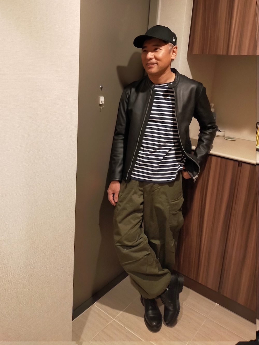 「BEAUTY&YOUTH UNITED ARROWS、beauty&youth、レザージャケット、シングルライダース、GU、カーゴパンツ、カーゴパンツコーデ、M65、m47、ワイドパンツ、ボーダー、ボーダーTシャツ、セントジェームス、saint james、ライダースジャケット」｜「GUのアイテム（ドレスシューズ、ブラック系）」を使った、atunndoさん（メンズ・170cm）の冬コーディネートの2枚目の写真