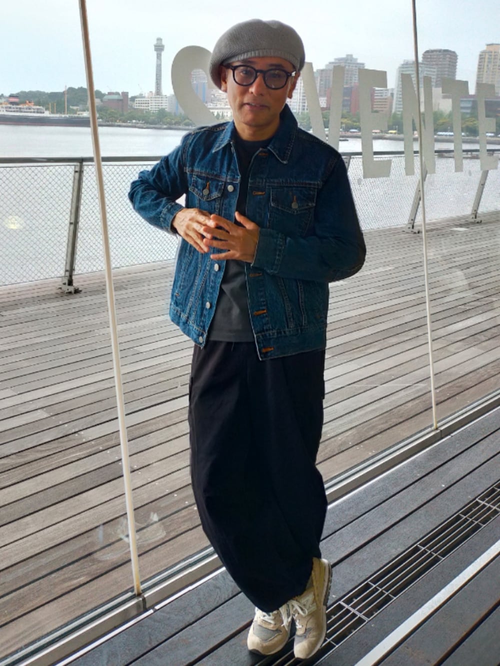 グレー系のスニーカー、ブラック系のカーゴパンツ、グリーン系のTシャツ/カットソーを着用したメンズの春コーディネートの2枚目の写真