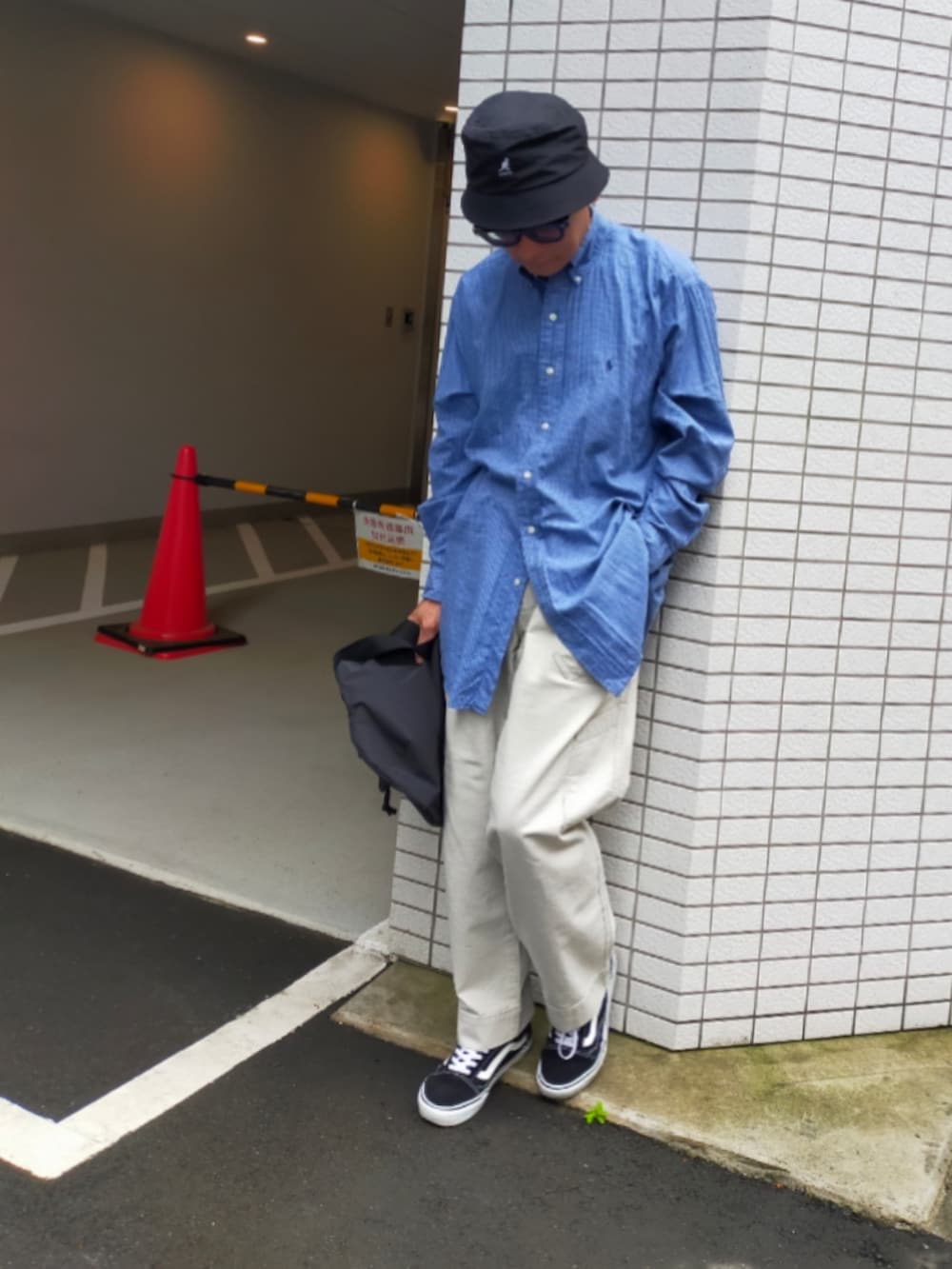 ホワイト系のパンツ、ブラック系のスニーカー、ブルー系のシャツ/ブラウスを着用したメンズの春コーディネートの2枚目の写真