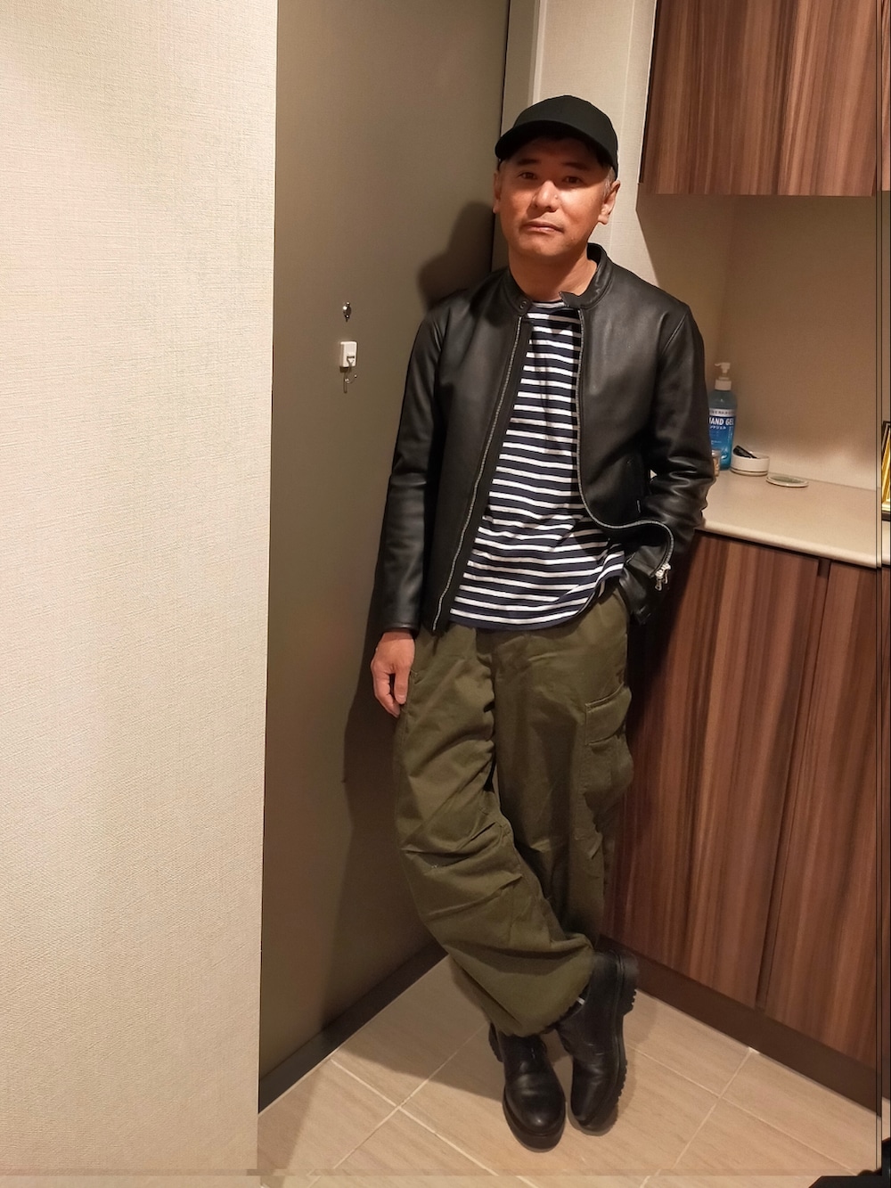 「BEAUTY&YOUTH UNITED ARROWS、beauty&youth、レザージャケット、シングルライダース、GU、カーゴパンツ、カーゴパンツコーデ、M65、m47、ワイドパンツ、ボーダー、ボーダーTシャツ、セントジェームス、saint james、ライダースジャケット」｜「GUのアイテム（ドレスシューズ、ブラック系）」を使った、atunndoさん（メンズ・170cm）の冬コーディネートの3枚目の写真