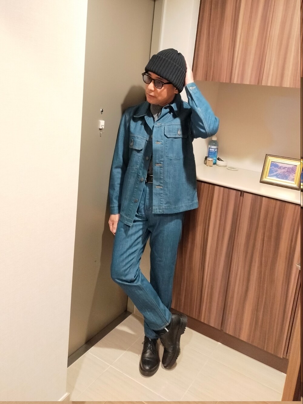 「UNIQLO、UNIQLO U、UNIQLOコーデ、LEMAIRE、セットアップ、セットアップスタイル、セットアップ風、デニム、デニムパンツ、デニムジャケット、デニムコーデ、ニット帽、ニットキャップ、CA4LA、革靴」｜「UNIQLOのアイテム（デニムパンツ、ベージュ系）」を使った、atunndoさん（メンズ・170cm）の冬コーディネートの4枚目の写真