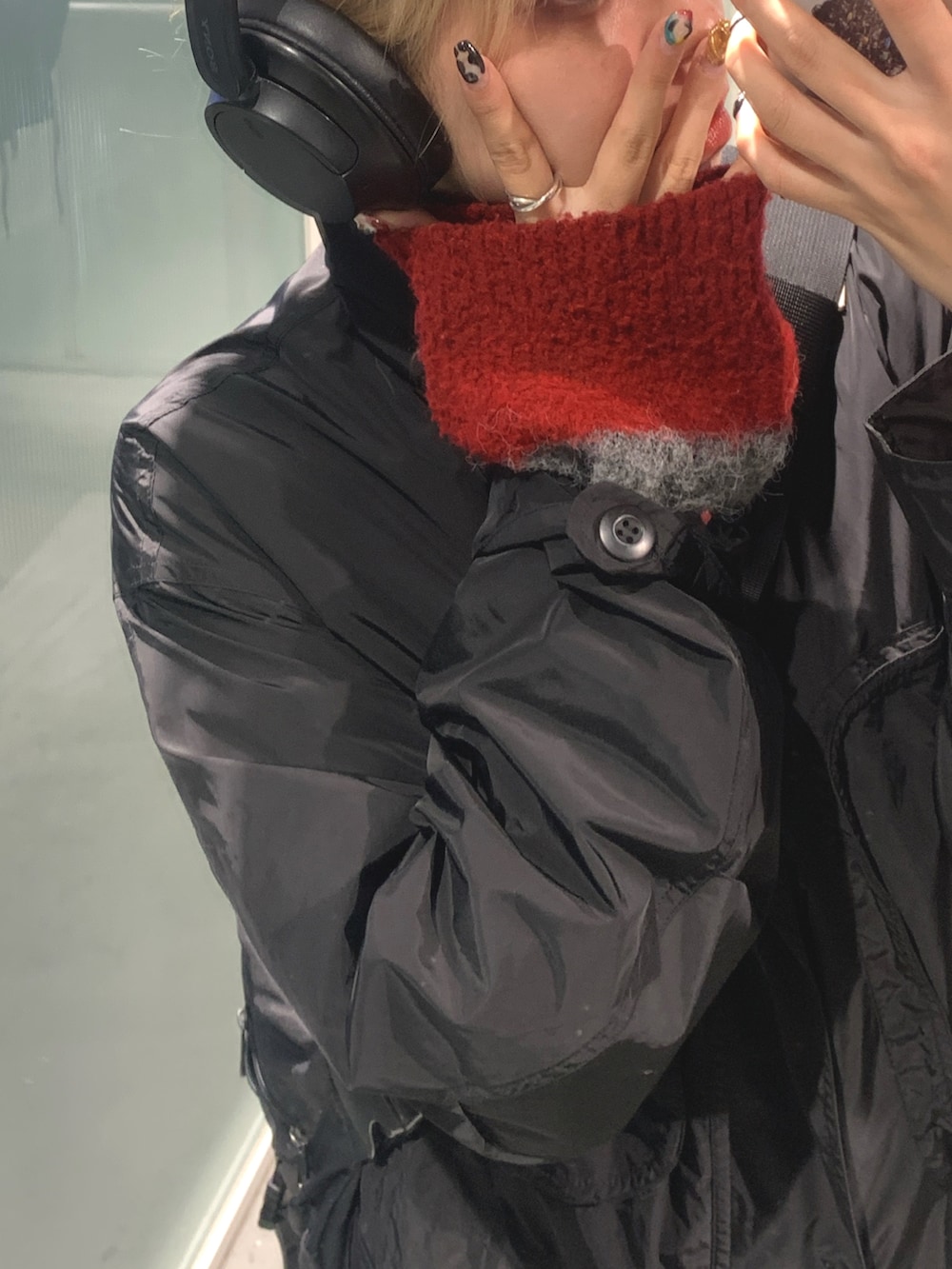 ブラック系のモッズコート、ブルー系のデニムパンツ、イエロー系のブーツを着用したレディースの秋コーディネートの3枚目の写真