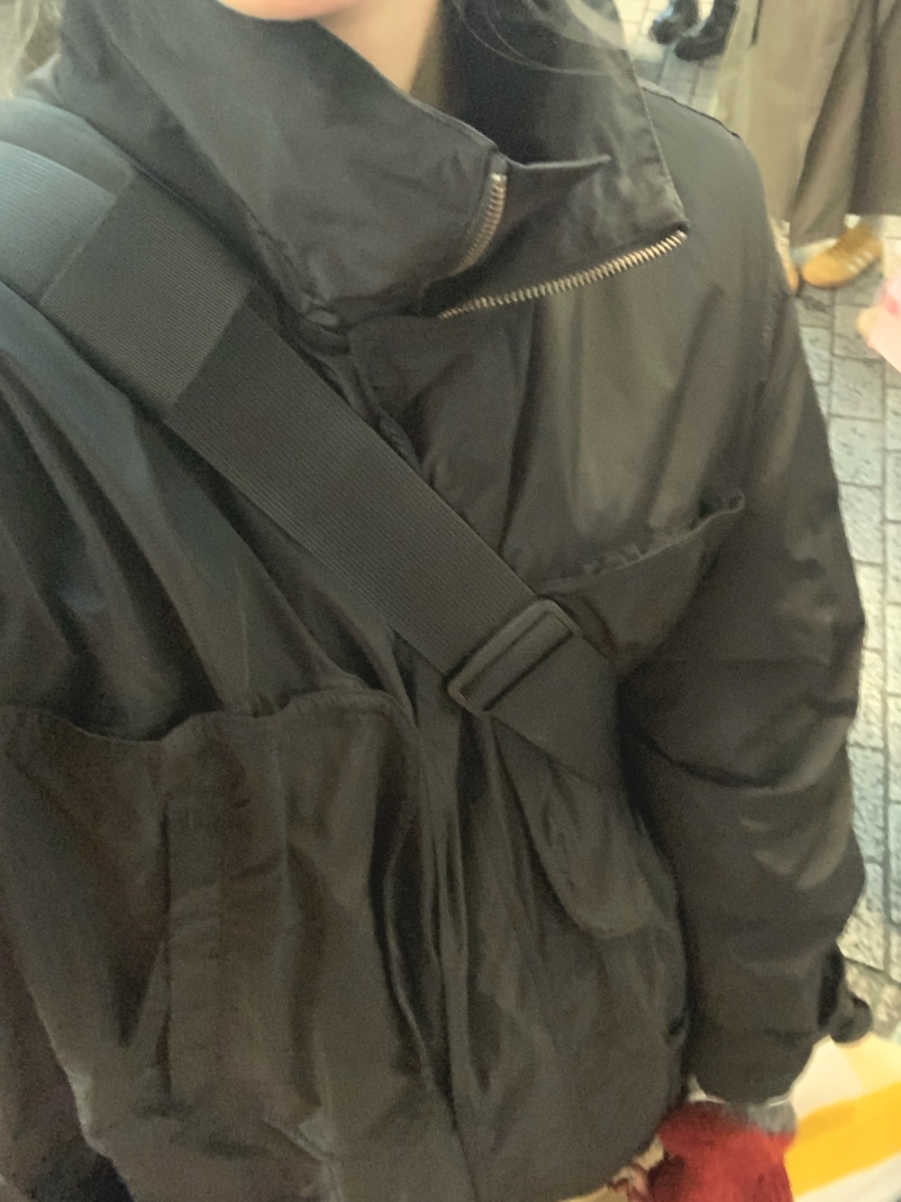 ブラック系のモッズコート、ブルー系のデニムパンツ、イエロー系のブーツを着用したレディースの秋コーディネートの2枚目の写真