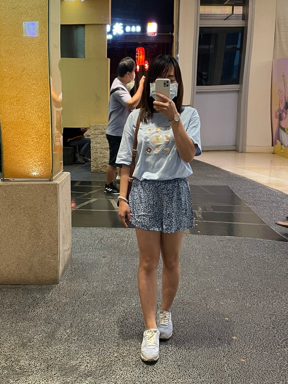 ブルー系のスニーカーを着用したレディースの夏コーディネートの2枚目の写真