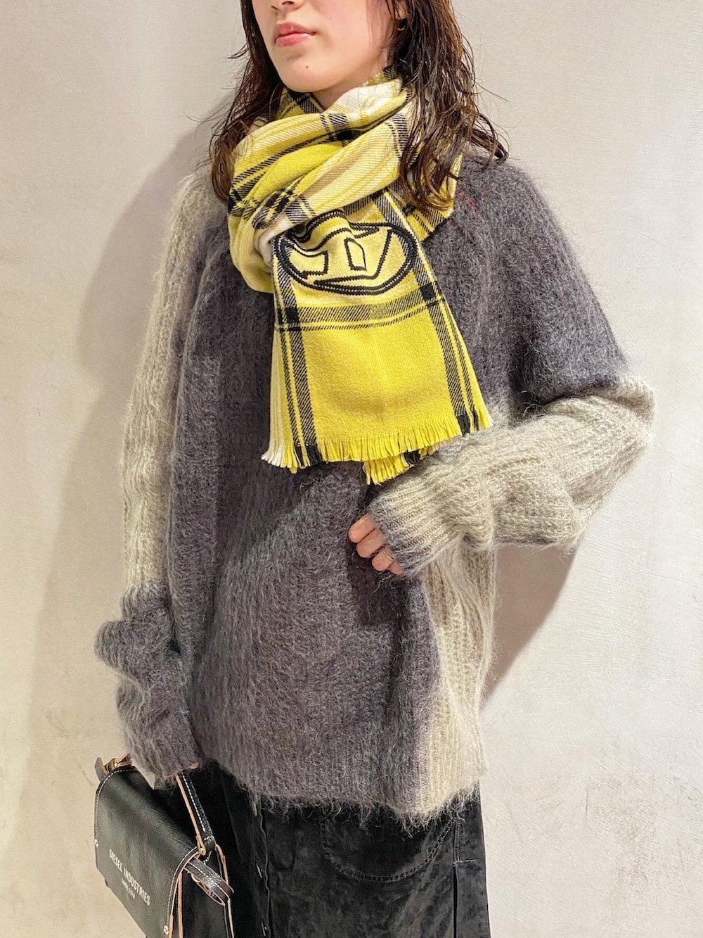 「冬のコーデ、大人カジュアル、DIESEL、diesellucua、クリスマスに着たい服、オトナ女子、スカート、デニム、ニット」｜「DIESELのメンズ ニット（ニット/セーター、グレー系）」を使った、北川 七海 (DIESEL)さん（レディース・166cm）の冬コーディネートの2枚目の写真