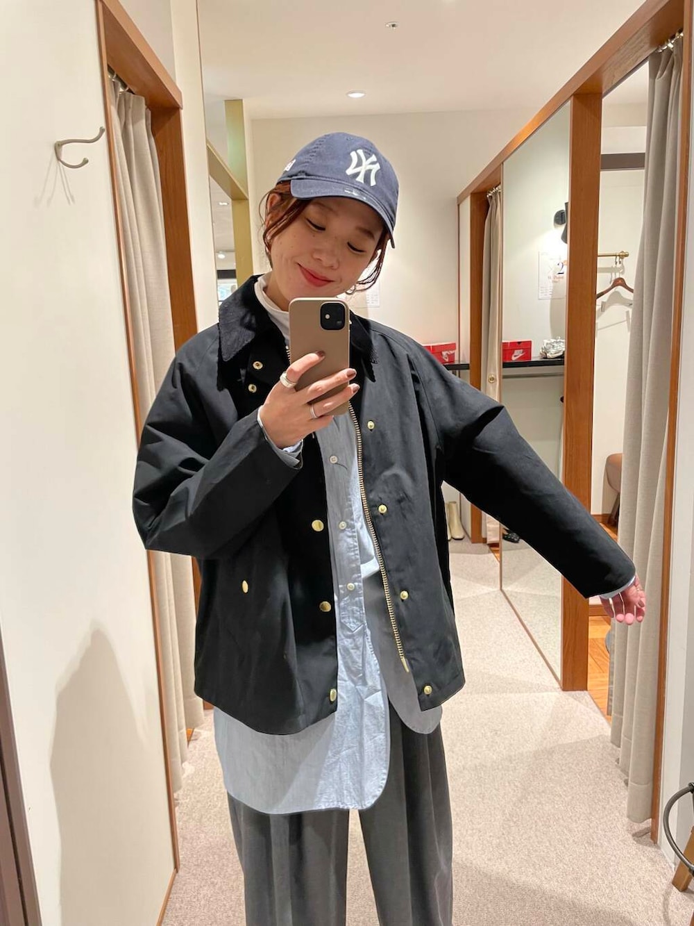 ブラック系のショルダーバッグ、ブルー系のTシャツ/カットソー、ホワイト系のスニーカーを着用したレディースの冬コーディネートの7枚目の写真