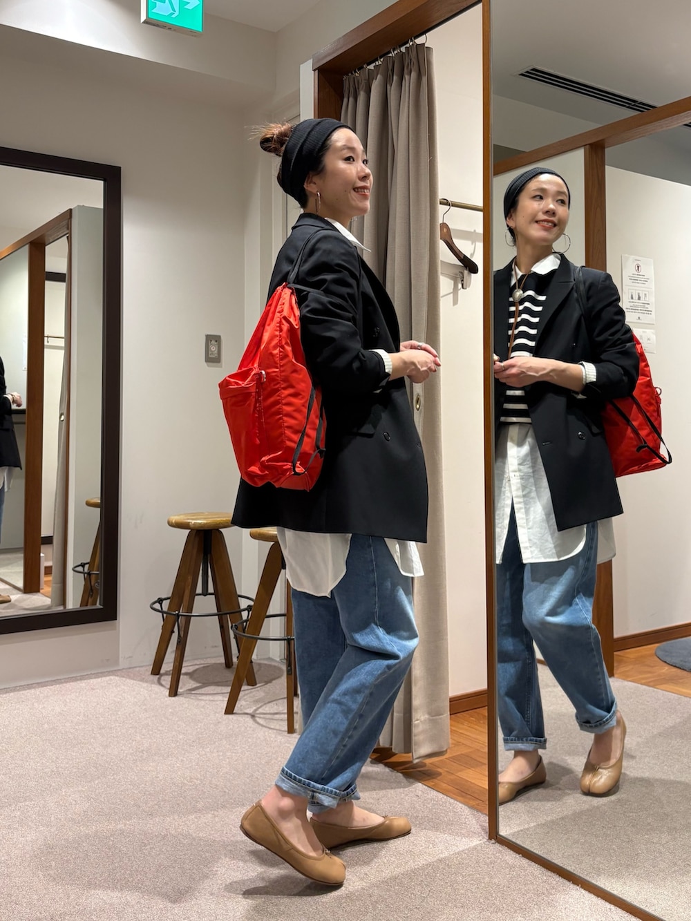 ブラック系のその他アウター、ブルー系のデニムパンツ、その他のTシャツ/カットソーを着用したレディースの春コーディネートの5枚目の写真