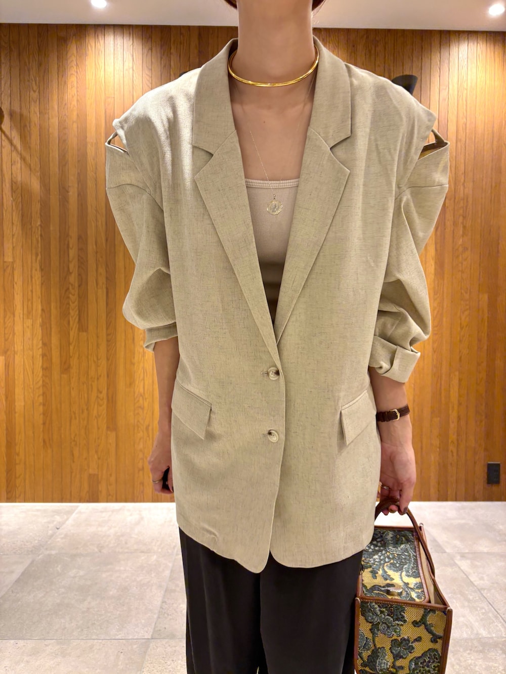 ホワイト系のその他アウター、ブラウン系のその他パンツ、ベージュ系のハンドバッグを着用したレディースの秋コーディネートの8枚目の写真