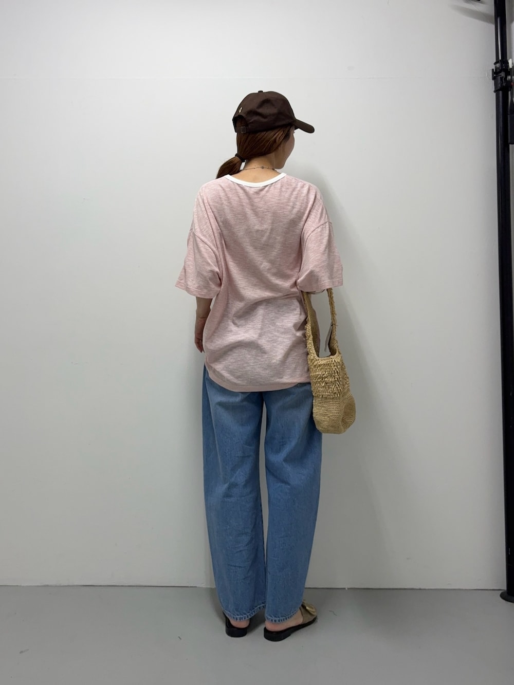ピンク系のTシャツ/カットソー、ブルー系のデニムパンツ、ベージュ系のサンダルを着用したレディースの夏コーディネートの3枚目の写真