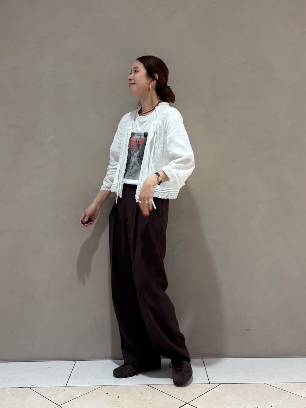 ホワイト系のシャツ/ブラウス、ブラウン系のその他パンツ、ブラウン系のその他パンツを着用したレディースの夏コーディネートの2枚目の写真
