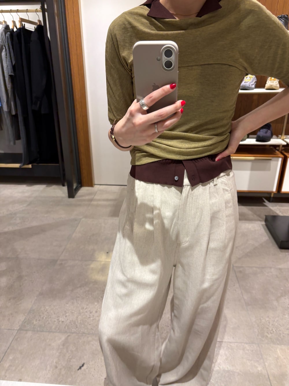 ホワイト系のその他パンツ、グリーン系のTシャツ/カットソー、ベージュ系のハンドバッグを着用したレディースの春コーディネートの8枚目の写真