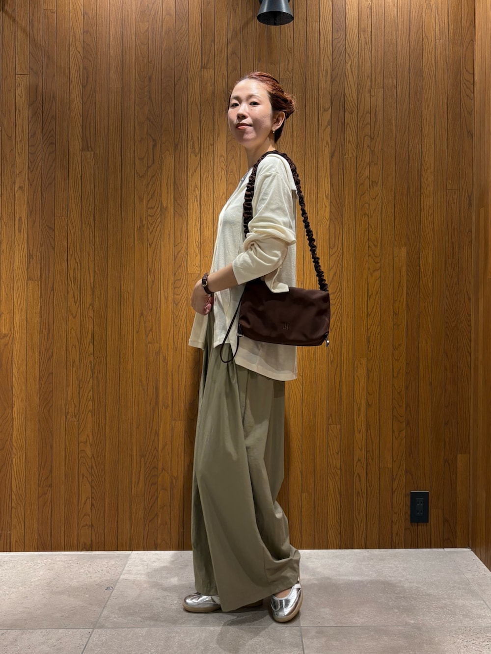 ホワイト系のカーディガン/ボレロ、ベージュ系のその他パンツ、ブラウン系のショルダーバッグを着用したレディースの夏コーディネートの2枚目の写真