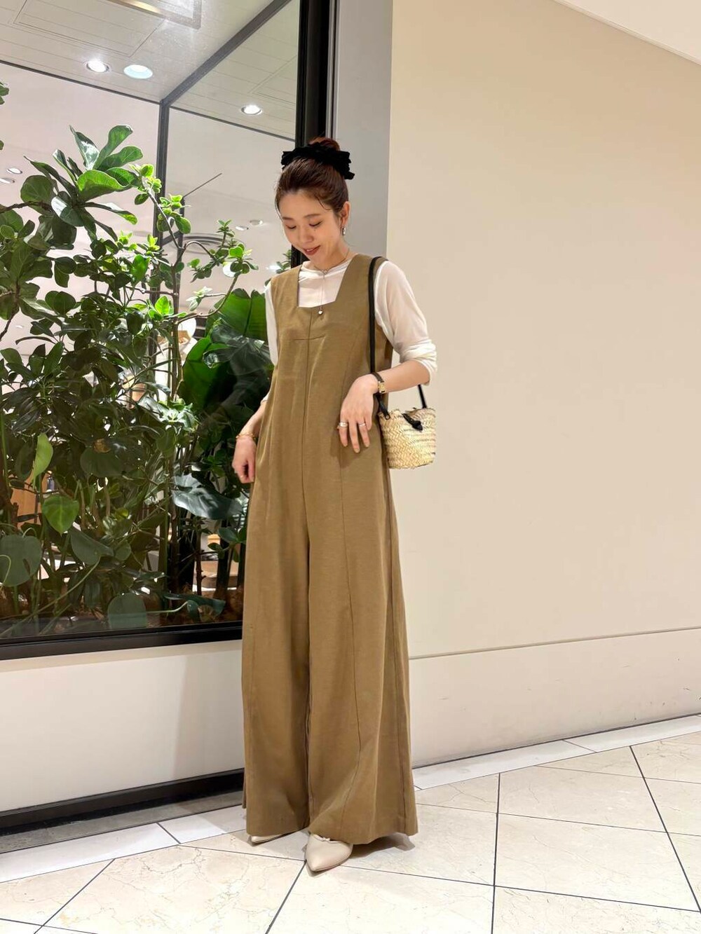 ゴールド系のブレスレット、ブラック系のヘアゴムを着用したレディースの春コーディネートの8枚目の写真