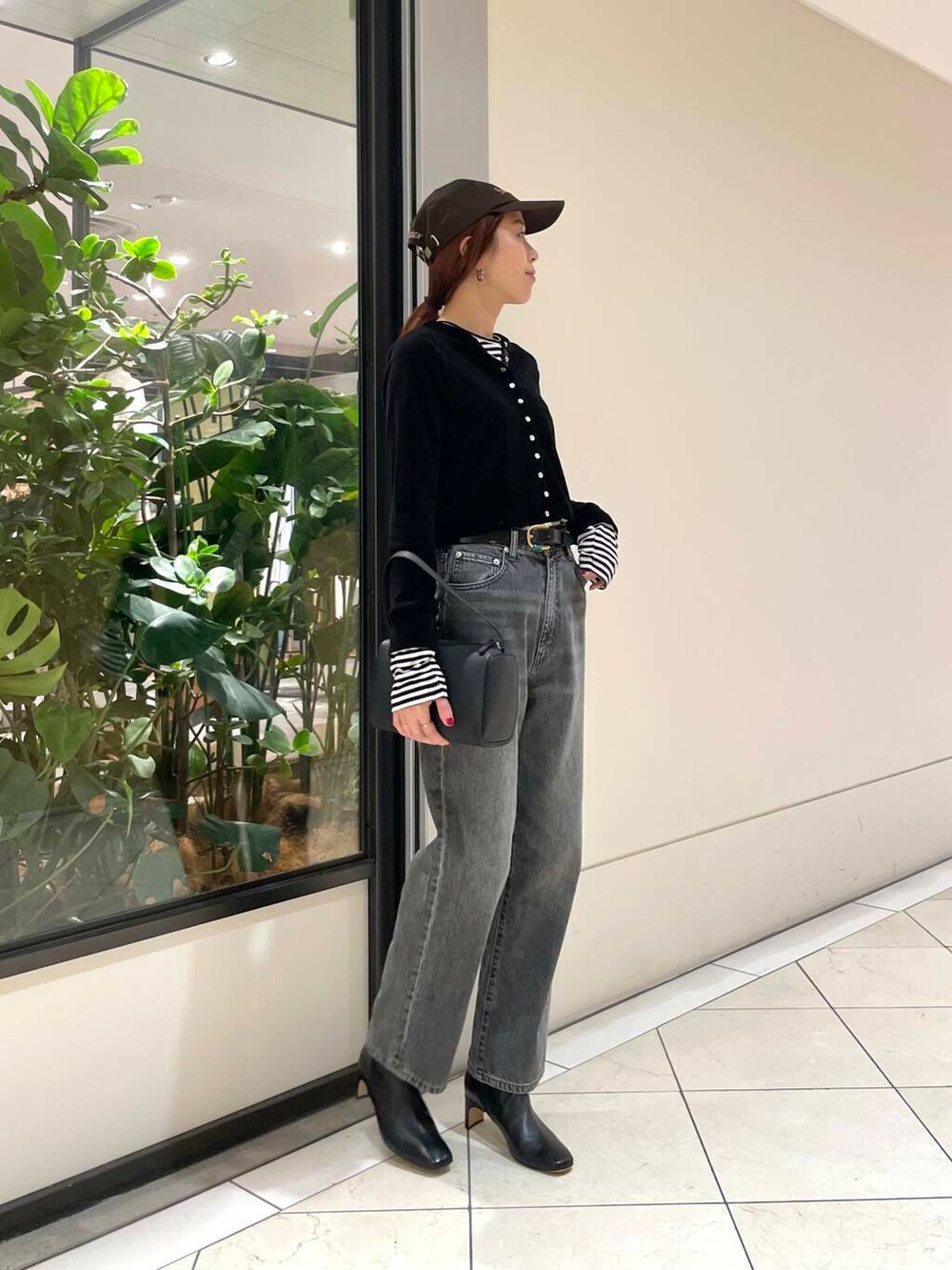 ブラック系のデニムパンツ、ブラック系のカーディガン/ボレロ、ホワイト系のTシャツ/カットソーを着用したレディースの秋コーディネートの2枚目の写真