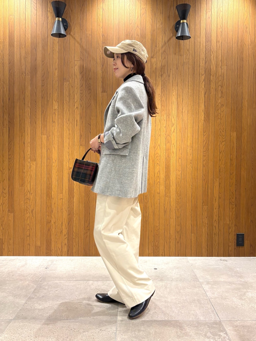 グリーン系のその他アウター、ホワイト系のその他パンツ、その他のハンドバッグを着用したレディースの秋コーディネートの3枚目の写真