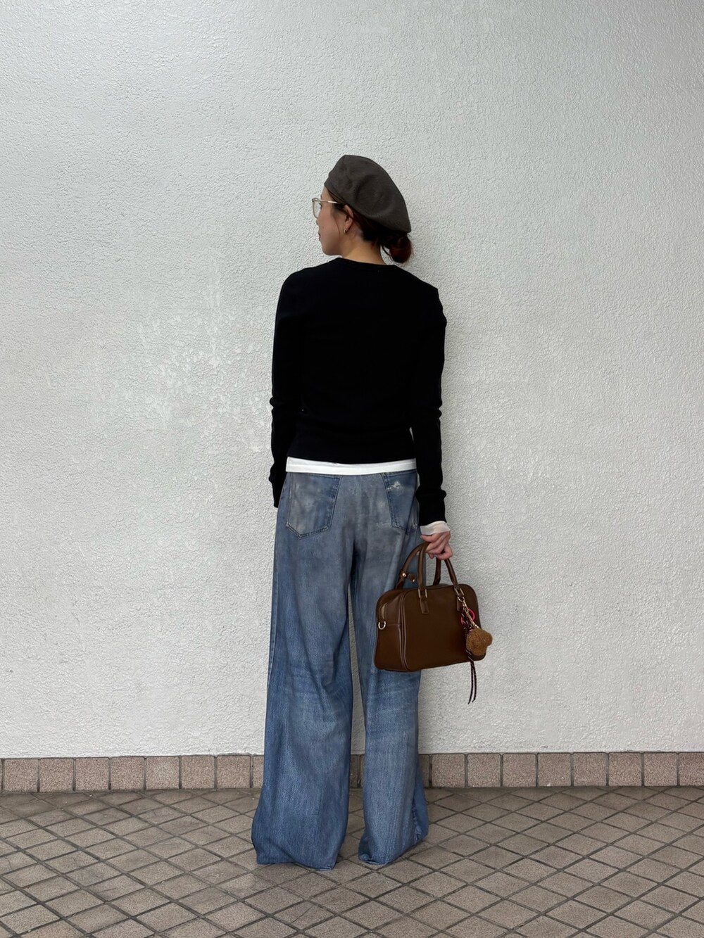 ブラック系のTシャツ/カットソー、ホワイト系のTシャツ/カットソー、レッド系のパンプスを着用したレディースの秋コーディネートの4枚目の写真