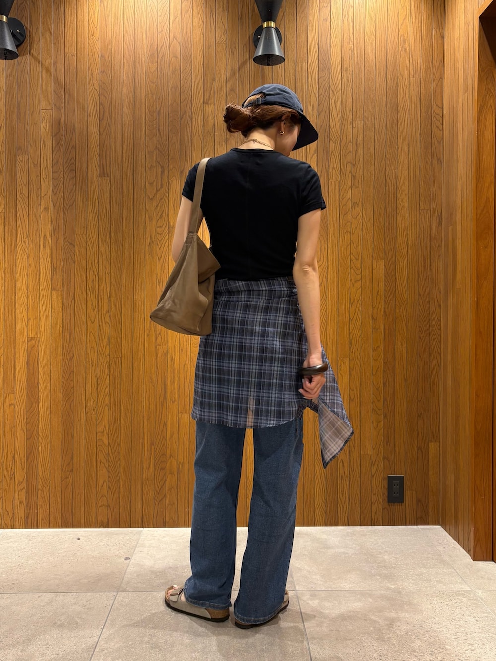 ブルー系のTシャツ/カットソー、ブルー系のシャツ/ブラウス、ブルー系のデニムパンツを着用したレディースの夏コーディネートの3枚目の写真