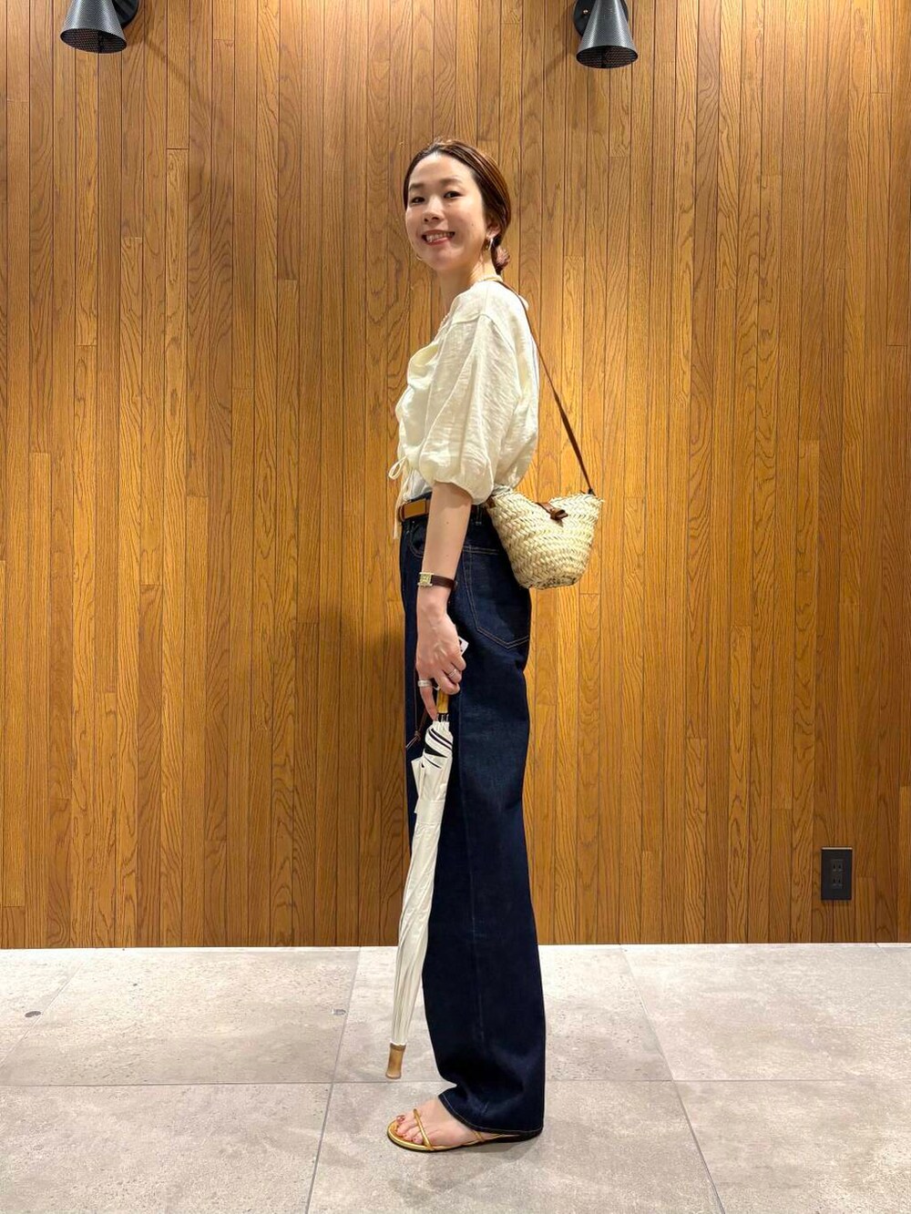 ベージュ系のシャツ/ブラウス、ゴールド系のサンダル、ホワイト系の長傘を着用したレディースの夏コーディネートの5枚目の写真