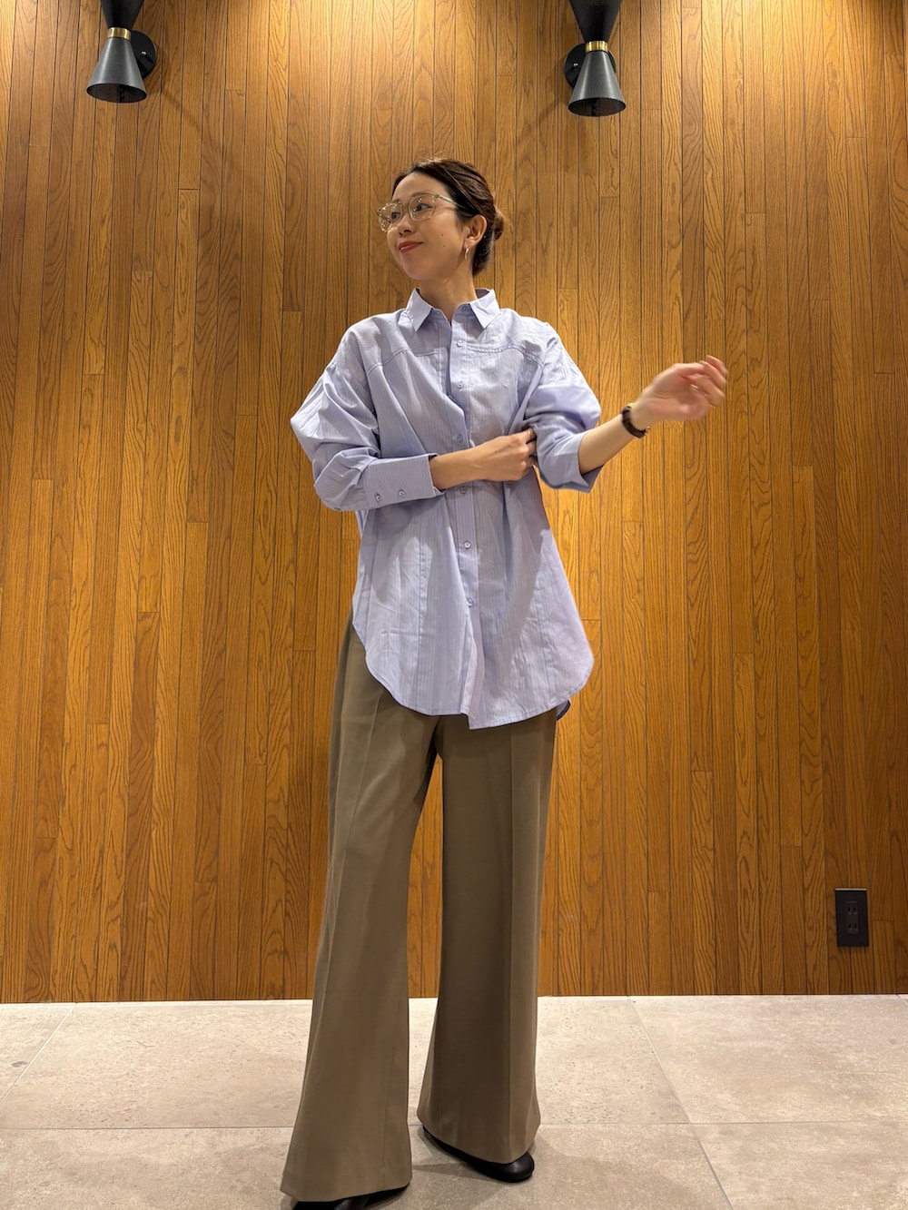 ブラウン系のその他パンツ、ピンク系のショルダーバッグ、ブラック系のバレエシューズを着用したレディースの冬コーディネートの4枚目の写真