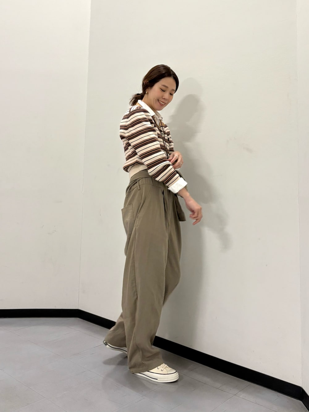 その他のニット/セーター、ホワイト系のスニーカーを着用したレディースの冬コーディネートの4枚目の写真