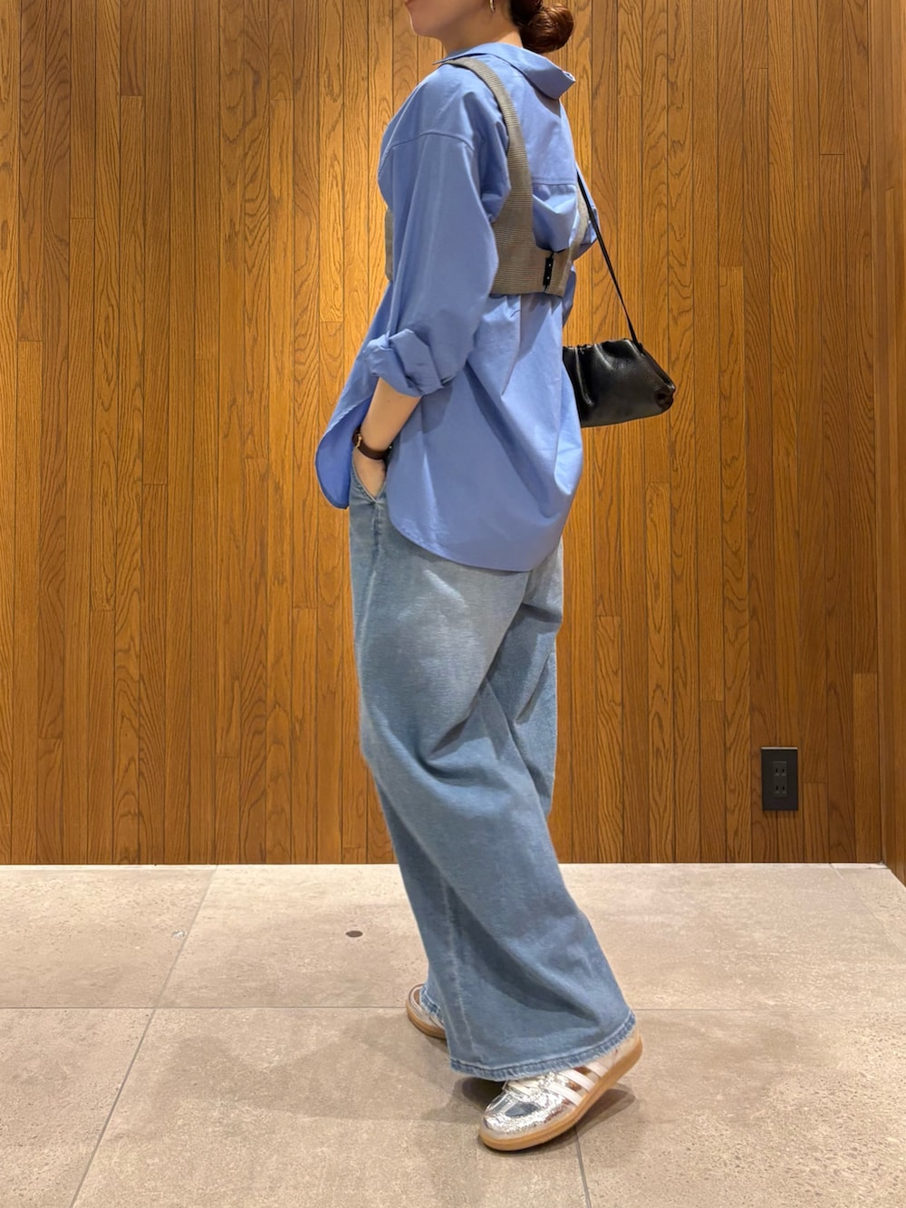 ブルー系のシャツ/ブラウス、その他のその他トップス、ブルー系のデニムパンツを着用したレディースの春コーディネートの4枚目の写真