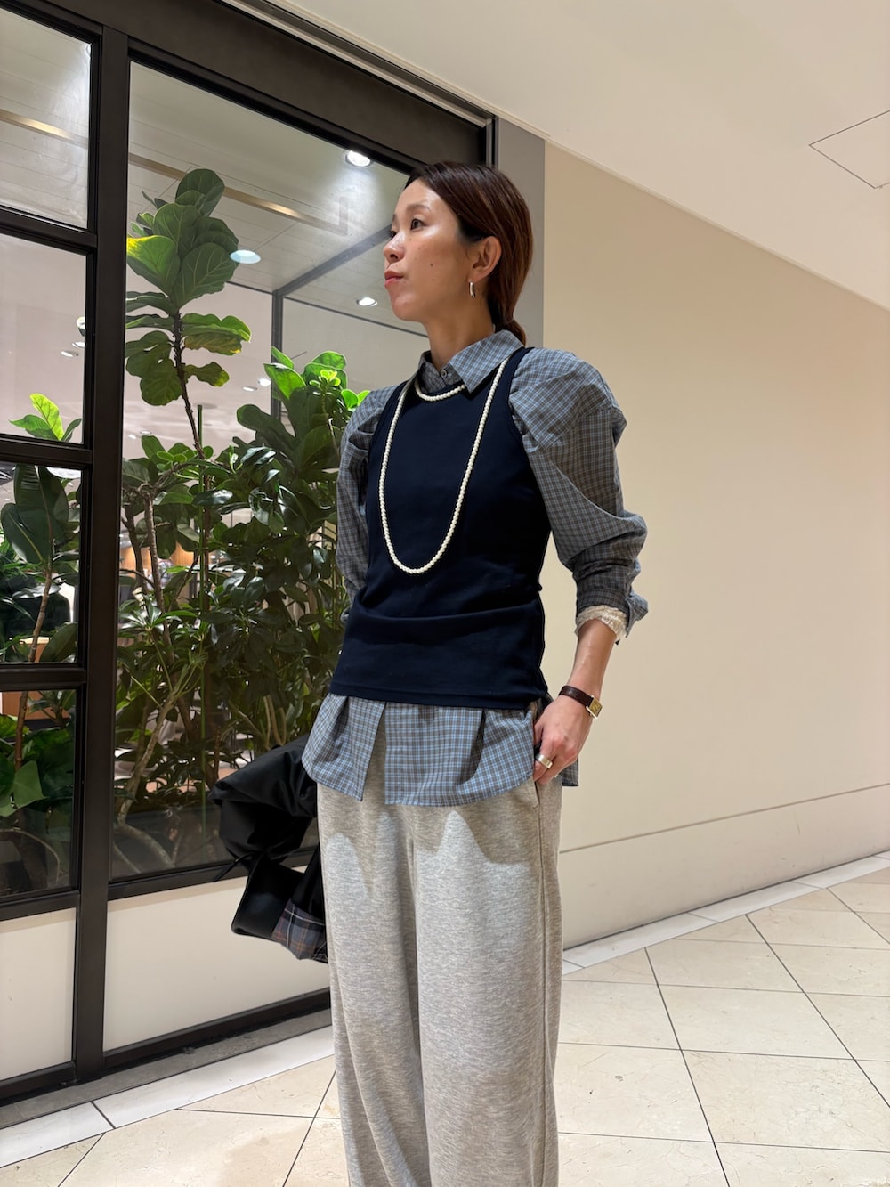 ブルー系のタンクトップ、ブルー系のシャツ/ブラウス、グレー系のスウェットパンツを着用したレディースの春コーディネートの3枚目の写真